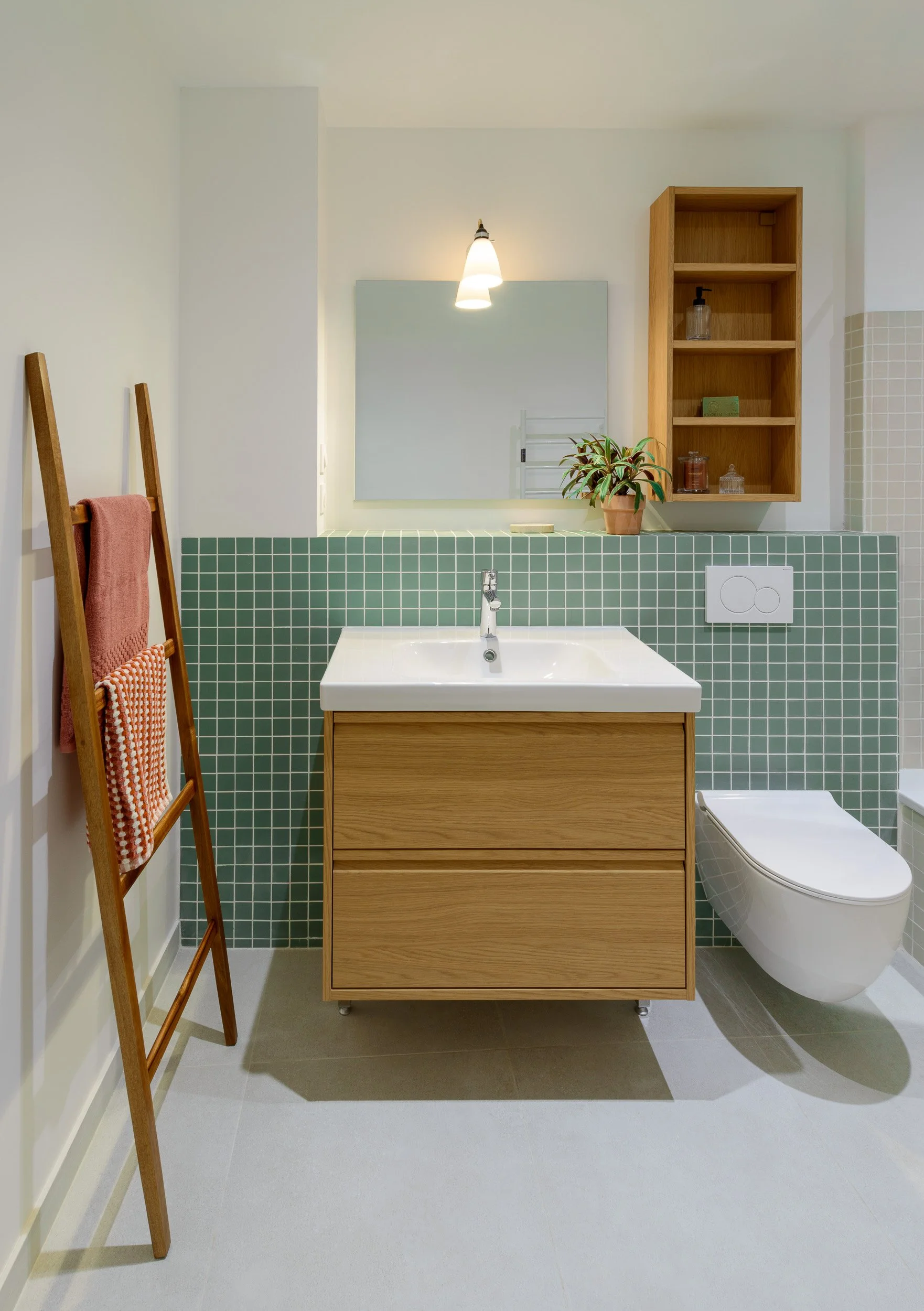 Carrelage mural : Winckelmans
Mobilier et vasque : Ikea
Robinet : Grohe
Échelle : Zara Home
Serviettes : Maisons du Monde