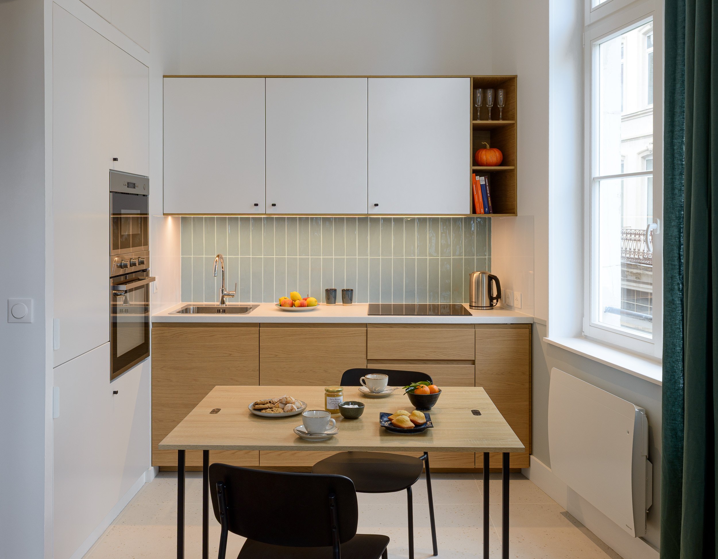 Le plateau repliable de la table permet de recevoir confortablement 4 convives.