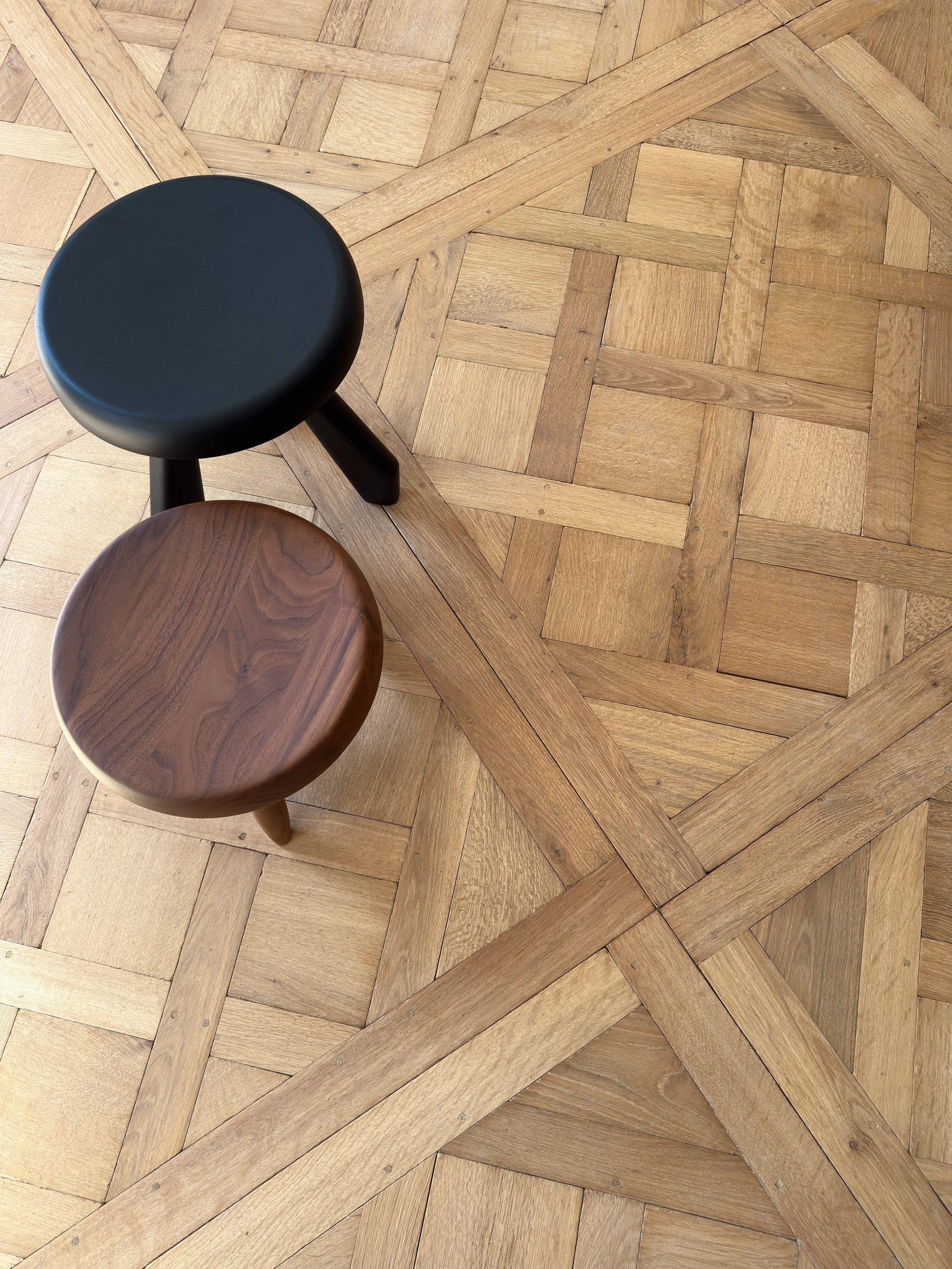 Un parquet Versailles de faible épaisseur, posé pièce par pièce, permet de retrouver le dessin d’un parquet traditionnel tout en préservant la hauteur disponible.