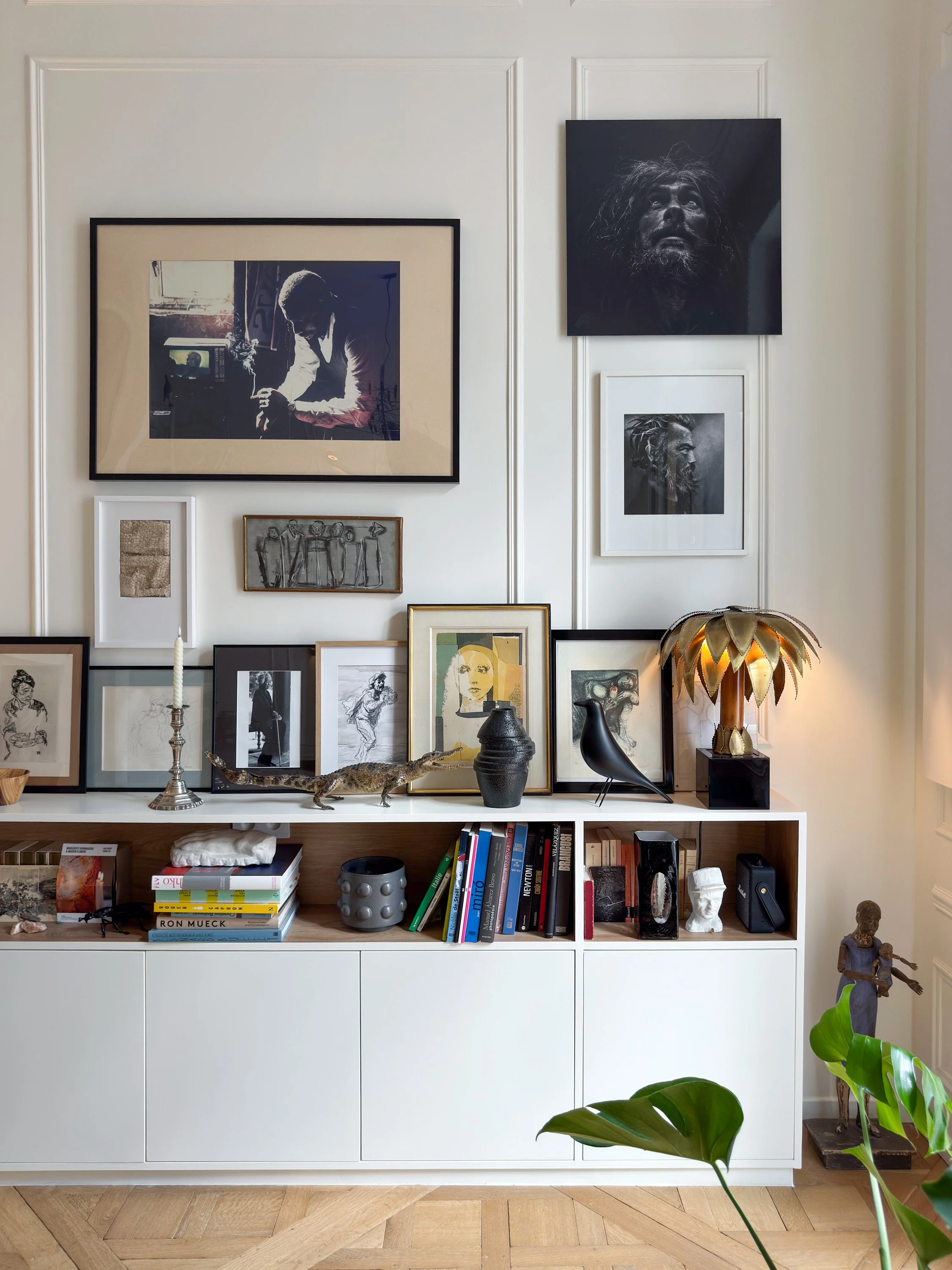 Dessiné sur mesure, le buffet associe des façades en laque blanche à des niches en stratifié bois pour les livres et les objets. Derrière les portes, la box internet, les câbles et les prises restent discrets.