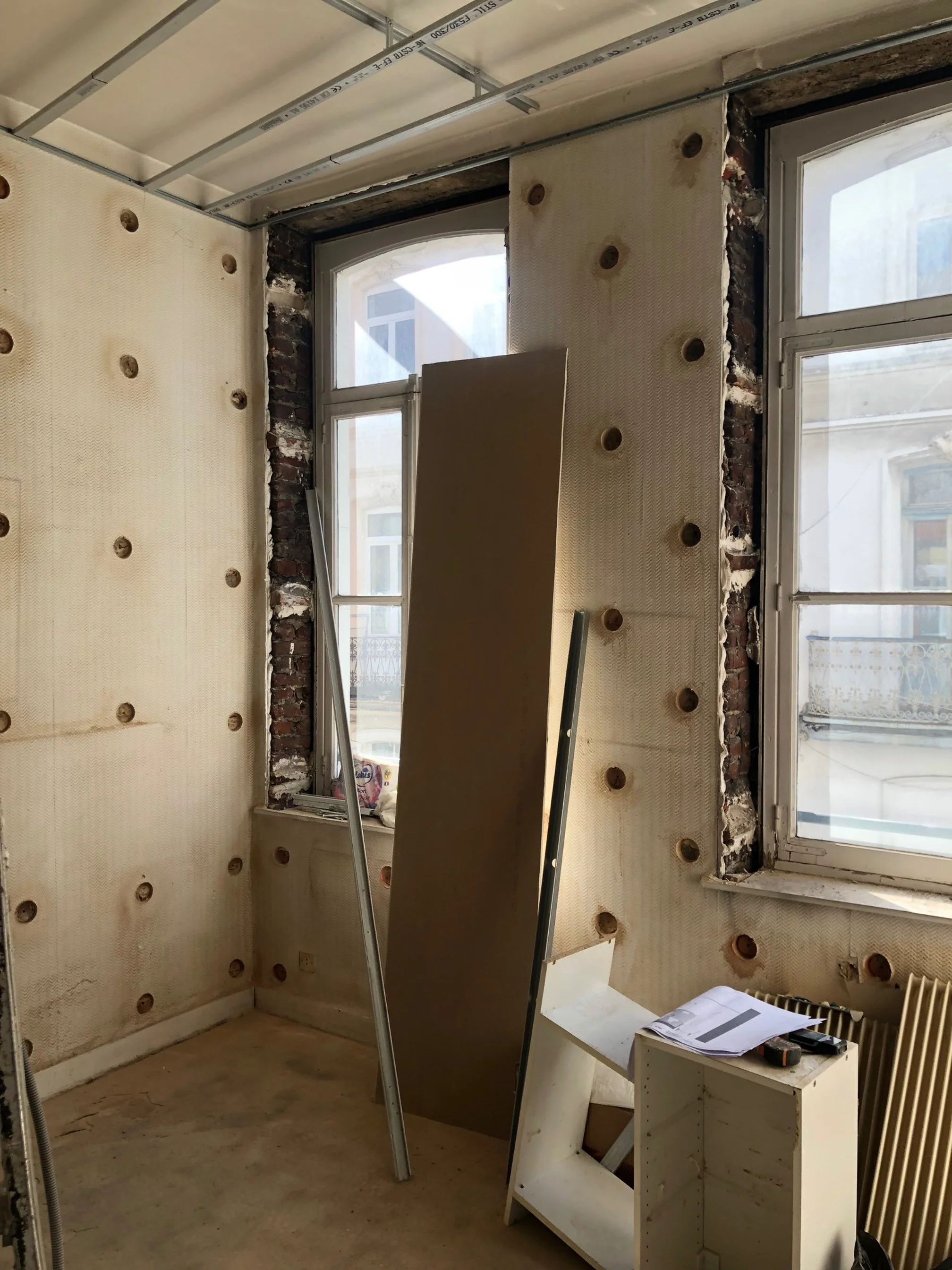 Doublage des murs, réfection des sols.