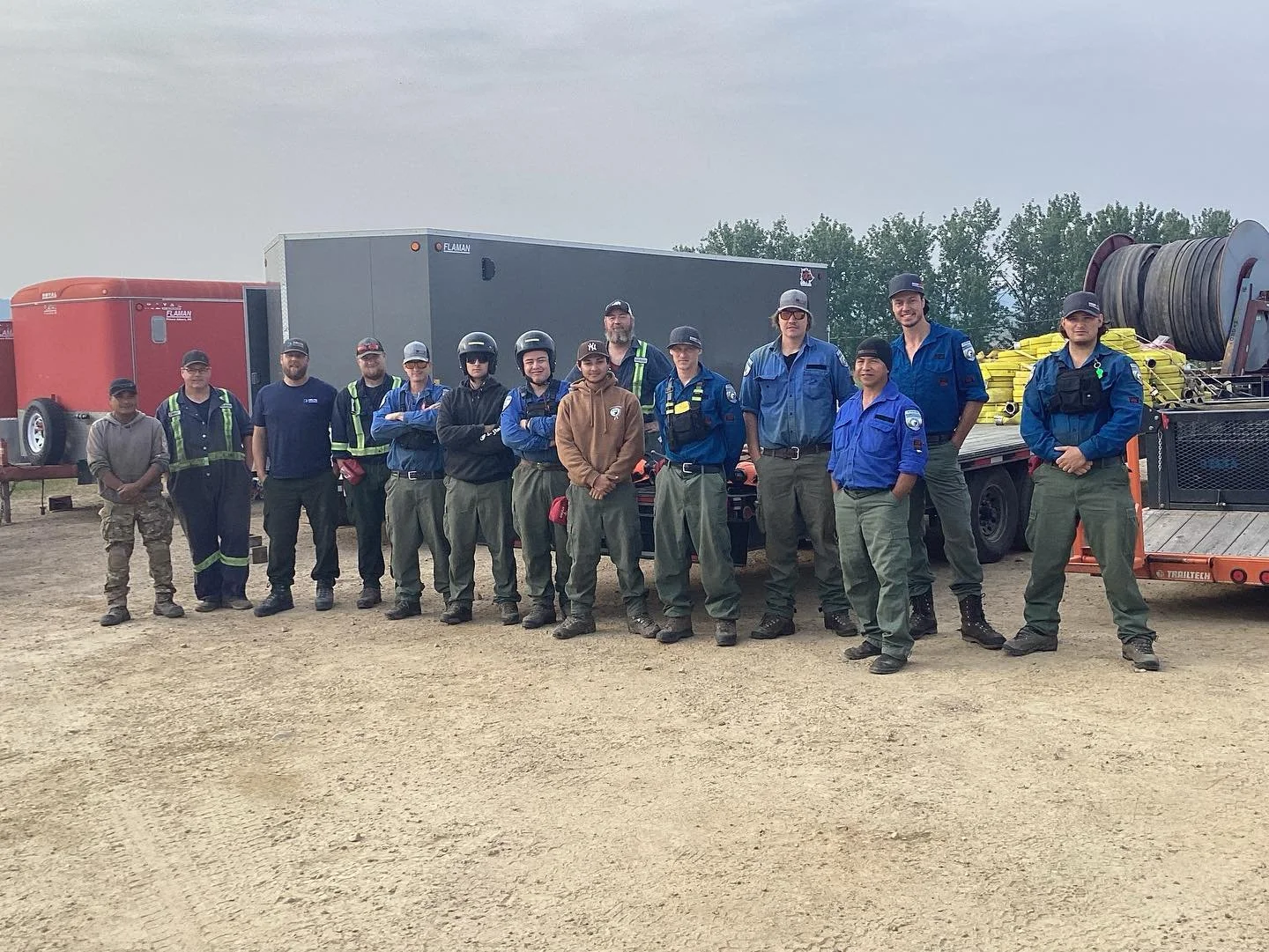 Team work&mdash;this is how we meet the daily objectives.

Big thanks to the crew from @riderventures and North Fringe Pumping for their hard work this season so far! 🤝

#wildfireoperations #wildfireresponse #wildfireprotection #structureprotection 