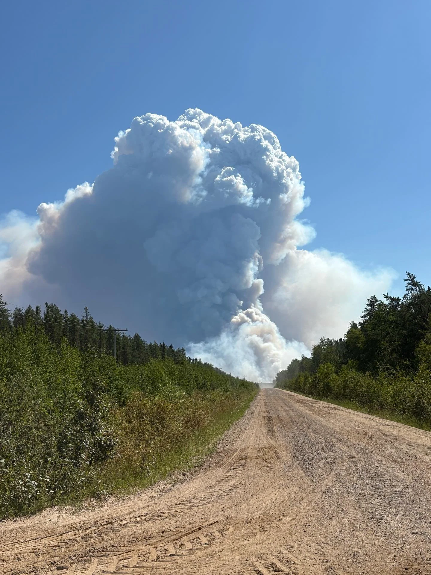After a week of smoky skies and cooler temps, the heat and low RHs are back driving extreme fire behavior daily.

Safety remains top priority for all crews!

👷&zwj;♂️🔥

#anchorpoints #safetyzones #laces #timedescaperoutes #properbriefings #readyour