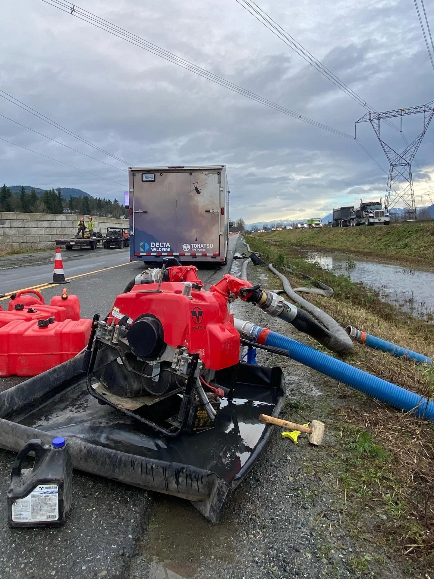 Delta Wildfire Response has been working tirelessly for over a week supporting emergency flooding efforts in the Sumas area of Abbotsford. Today, the team is wrapping up operations by assisting the MOT along Highway 1.

#FraserValley #AbbotsfordFlood