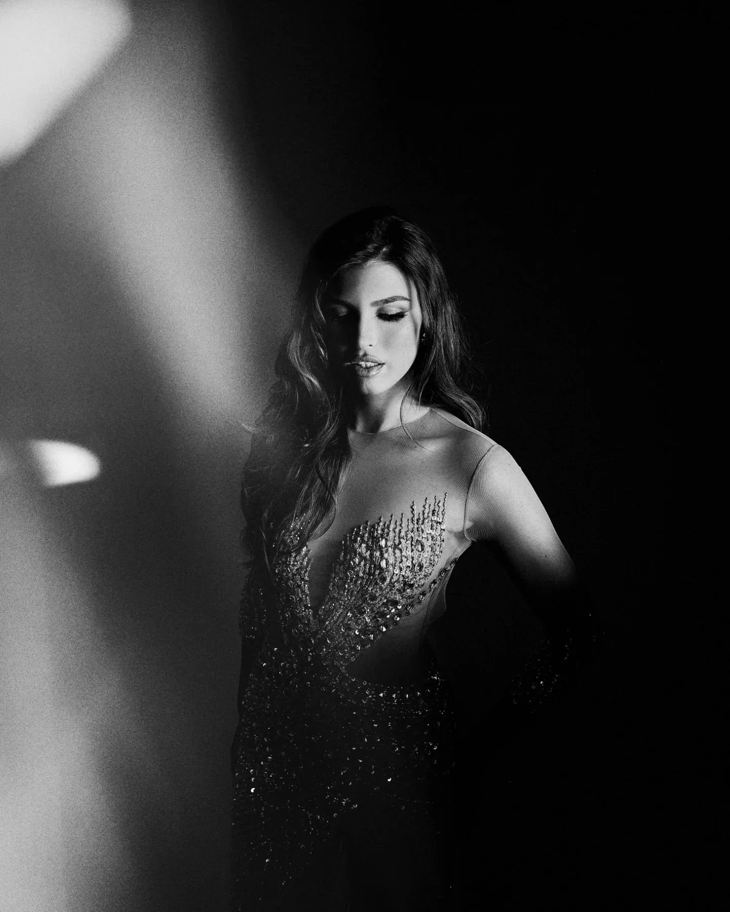 Normally I can decide between black and white or colour... Not with this!! What do you think, swipe to see.

@niamhgwen providing the glam. Shot at my @m8studiosliv