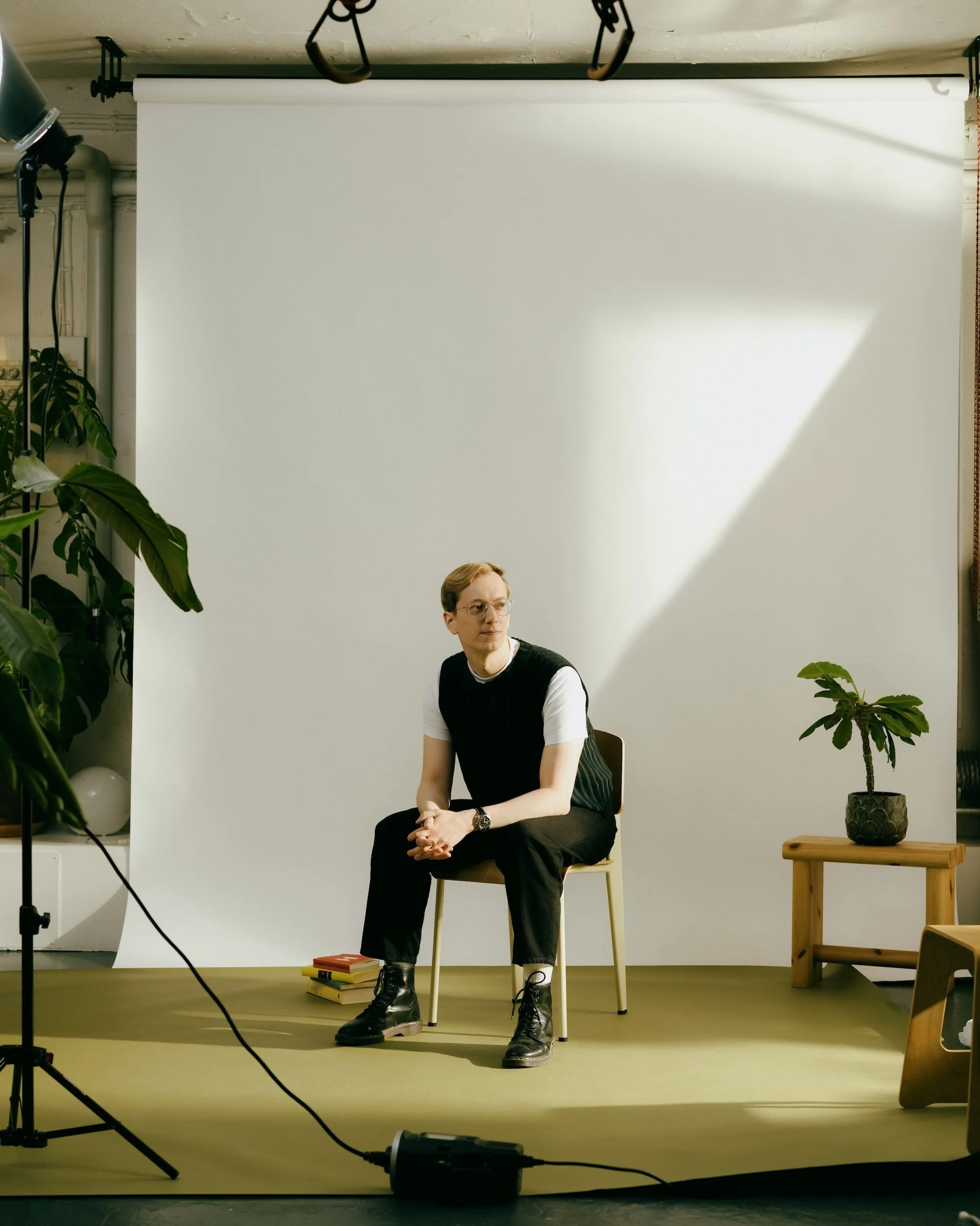 Vihreä poliitikko Matti Lehto istuu tuolilla selfie studiossa, ympärillä on kasveja ja valokuvausvälineitä, taustalla valkoinen kangas.