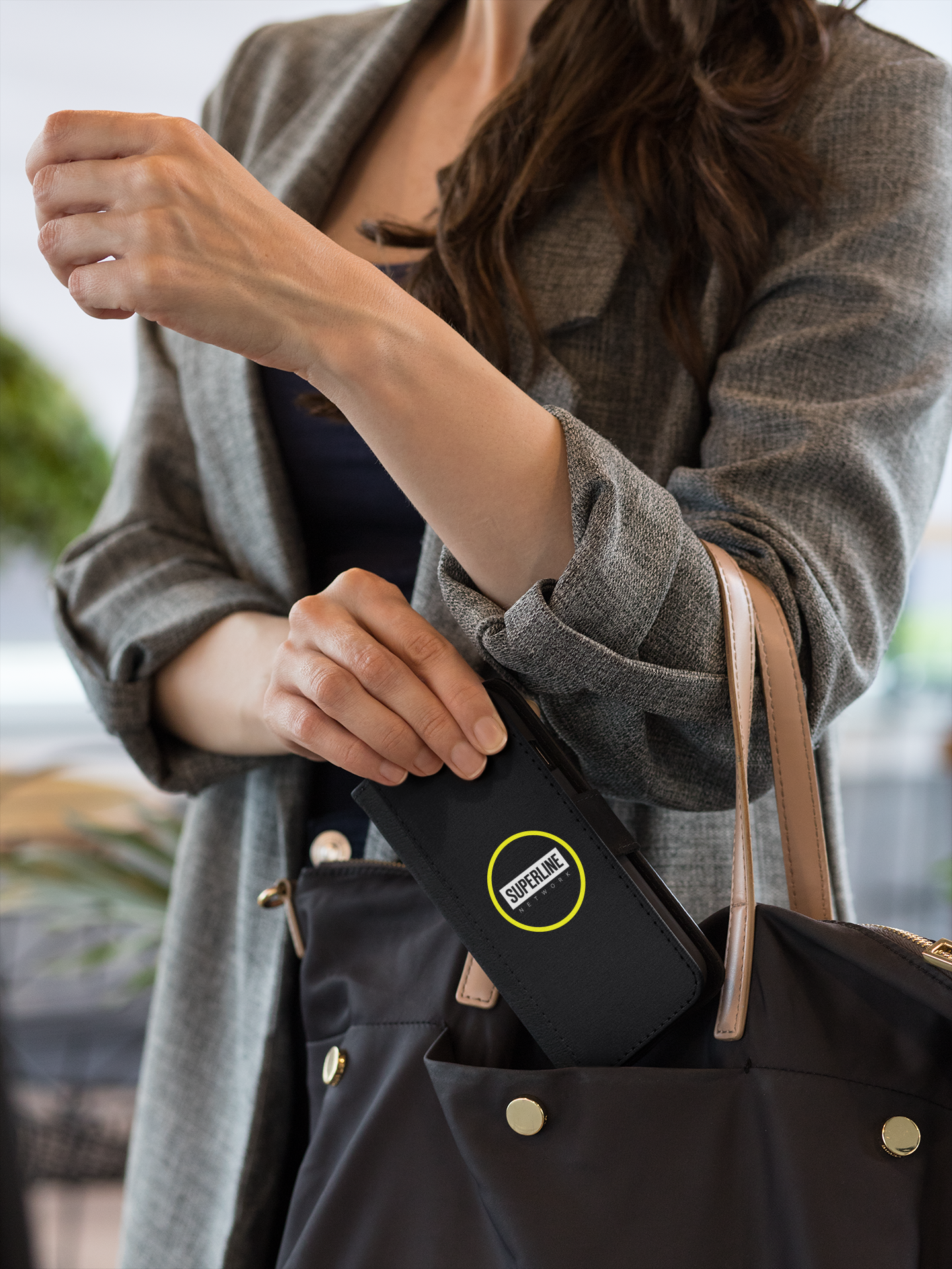 mockup-of-a-woman-putting-a-wallet-case-for-iphone-7-plus-in-her-bag-29807.png