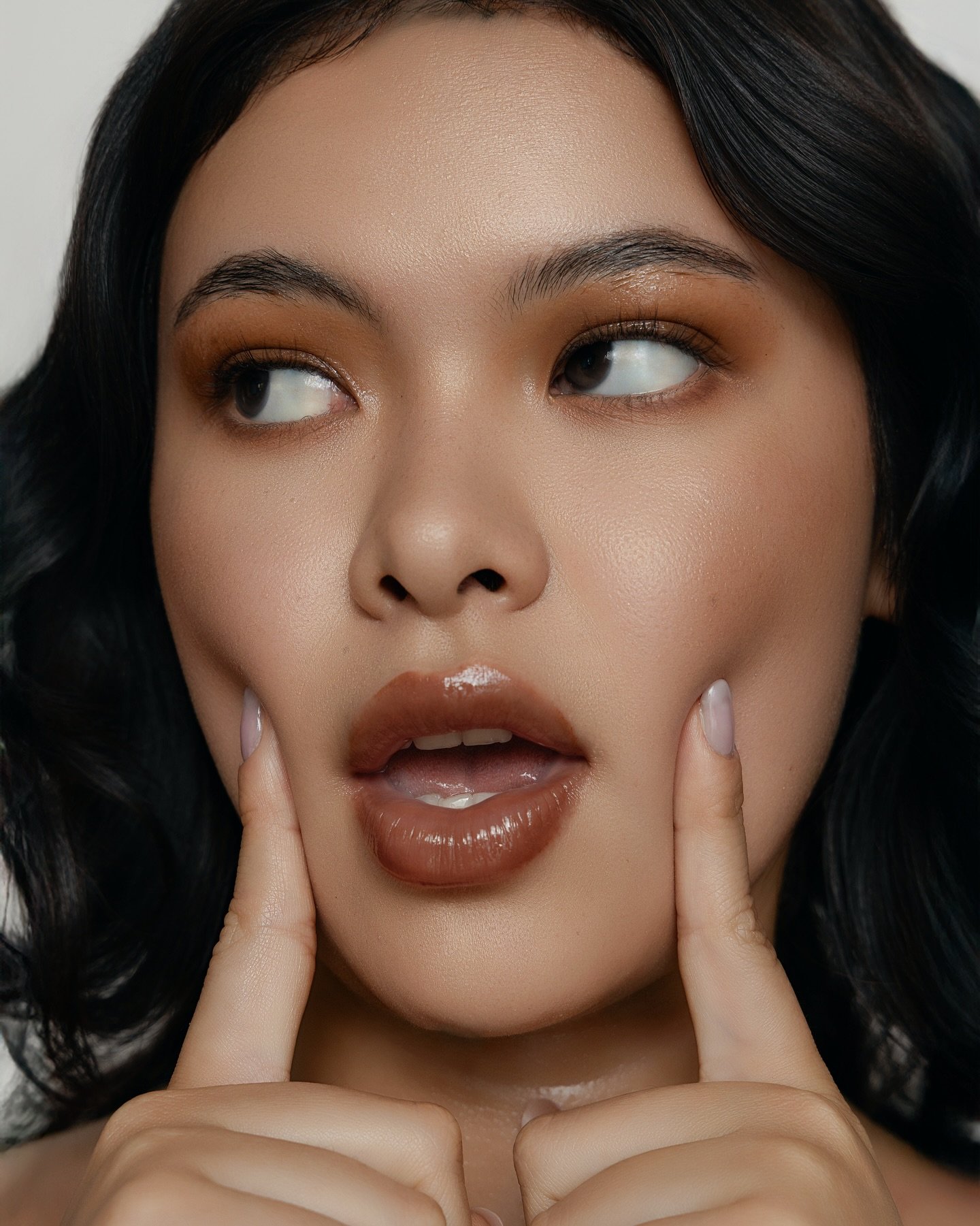 este beauty estaaaaaaa🤎🍫🍫 gracias a mi team

Photography &amp; editing: @evaherrentphoto
Model: @kyomi.hannae
MUA: @dianadiaz.mua

#beautyphotography #brownmakeup #makeupeditorial #beautyshoot #girlteam #glowyskin