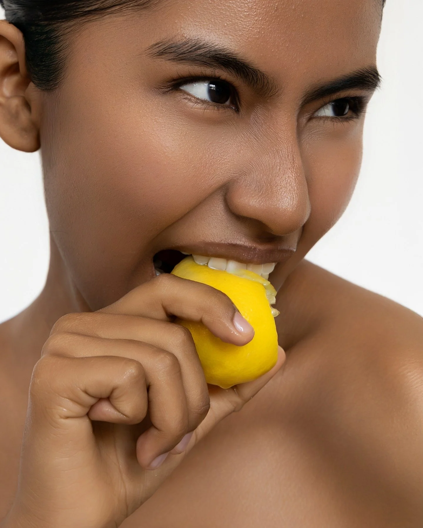 Editorial muuy juicy para este verano🍋

Photography, editing &amp; art direction: @evaherrentphoto 
Model: @daniellegarcc 

#beautyeditorial #beautyphotography #skinretouching&nbsp;#mxphotographer