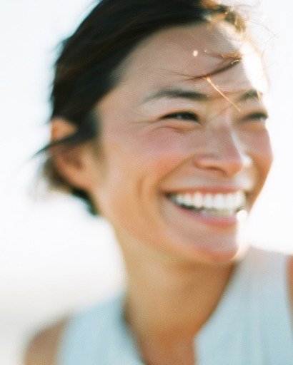 For women in perimenopause who refuse to fade.

Hormonal shifts affect skin, sleep, joints, energy, and immune balance - but slowing down isn&rsquo;t required.

Long-wavelength light therapy supports skin resilience, musculoskeletal comfort, restorat