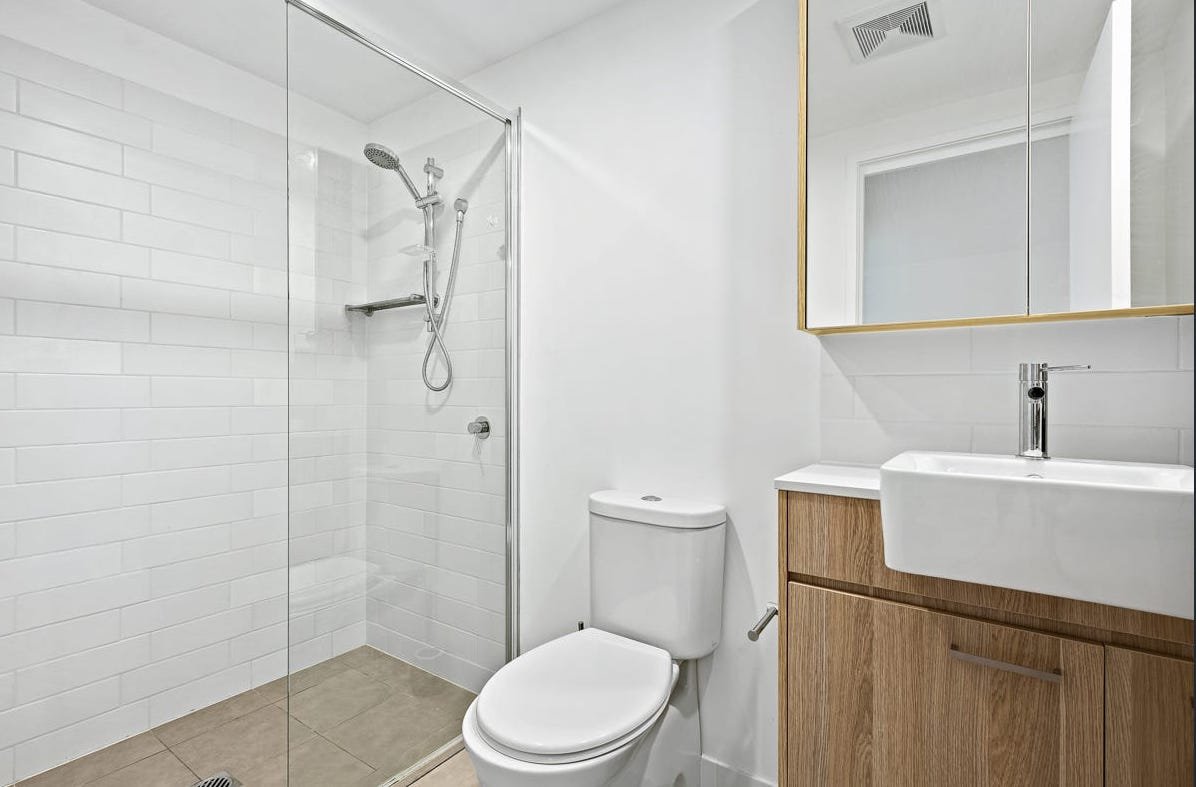 79 Berwick st Hot Property Buyers Agency main bathroom.jpeg