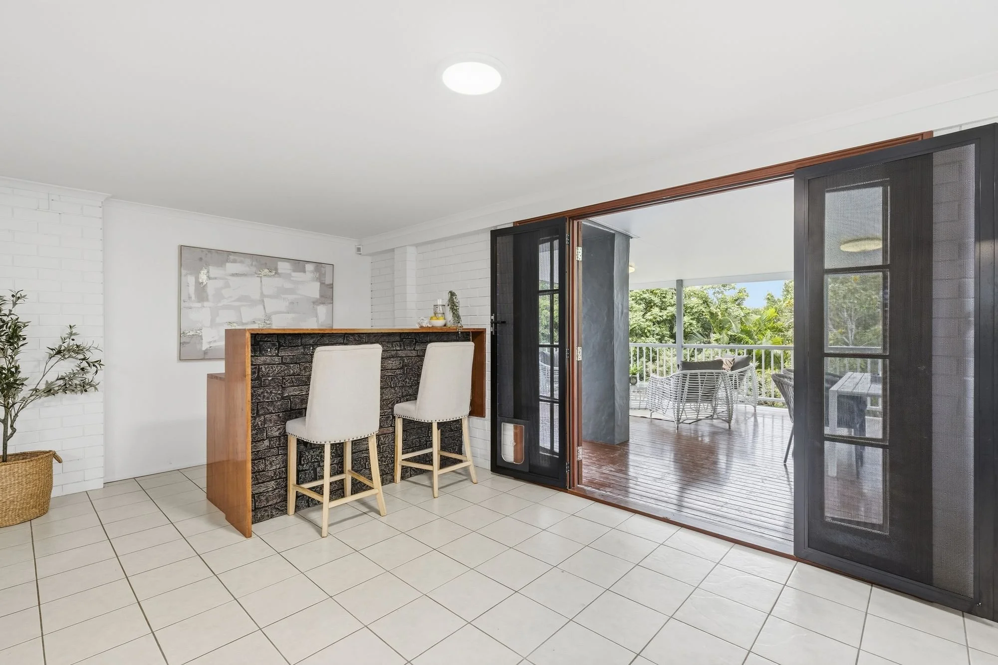 Hot Property Buyers Agency 45 Devona Street - Bar.jpg