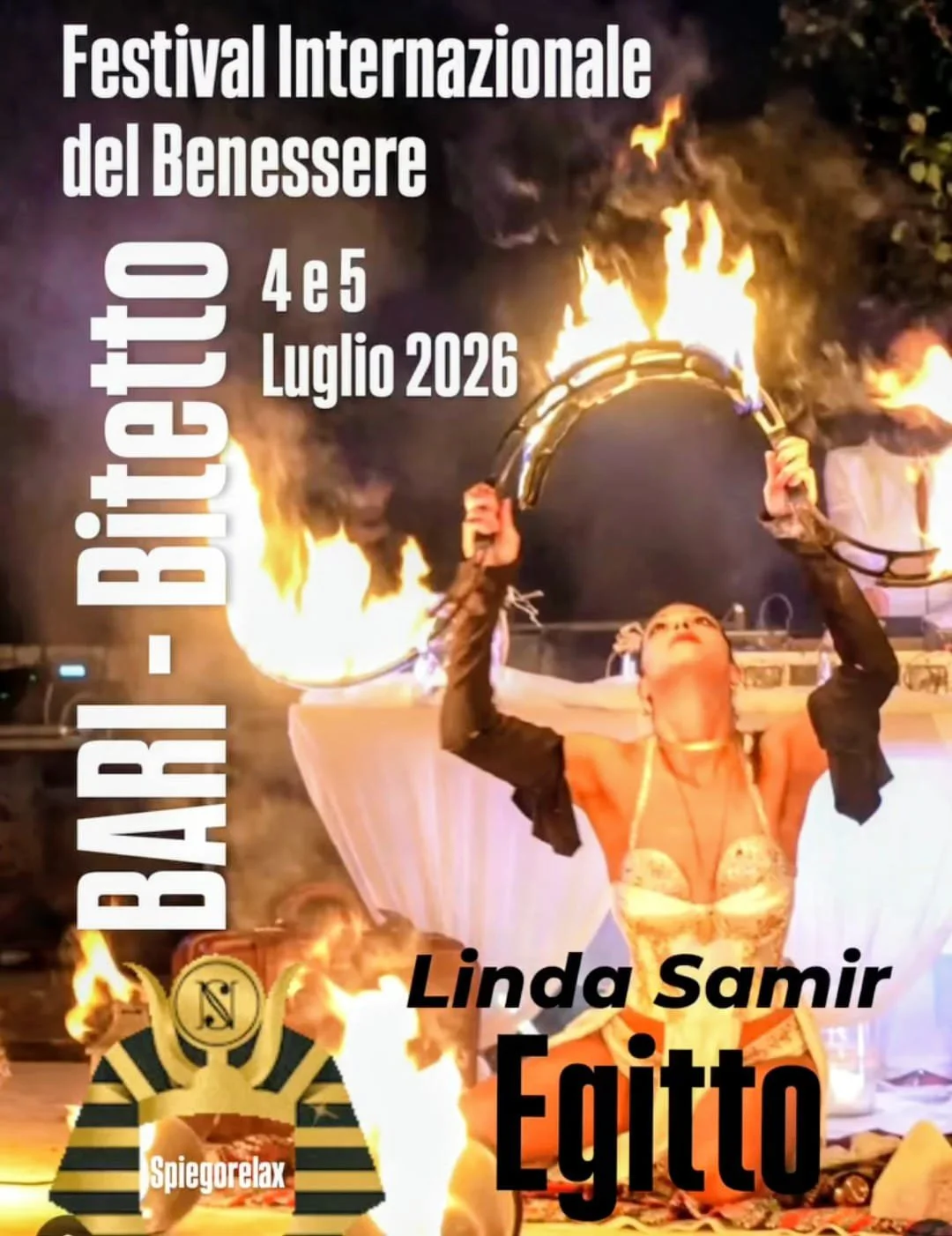 Elena con vestito da egiziana mentre tiene un ferro infuocato sopra la testa durante un festival. Sul lato sinistro ci sono scritte informazioni sull'evento, inclusa la data e il luogo.