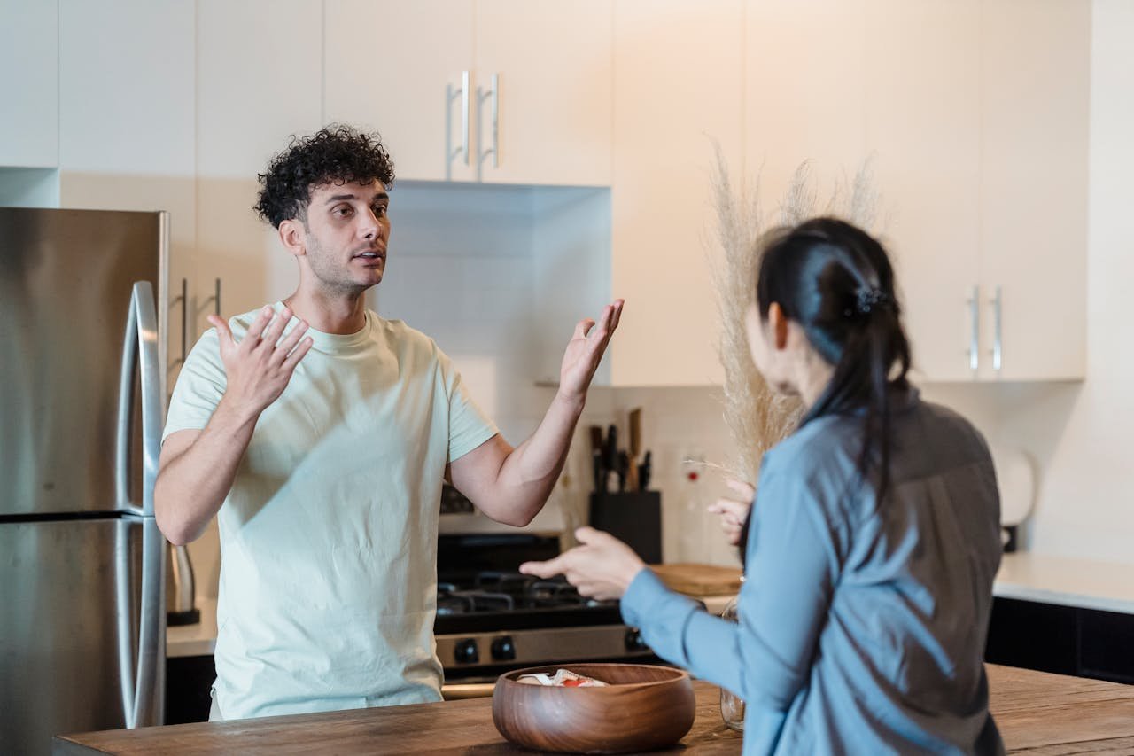 couple-quarreling-in-kitchen