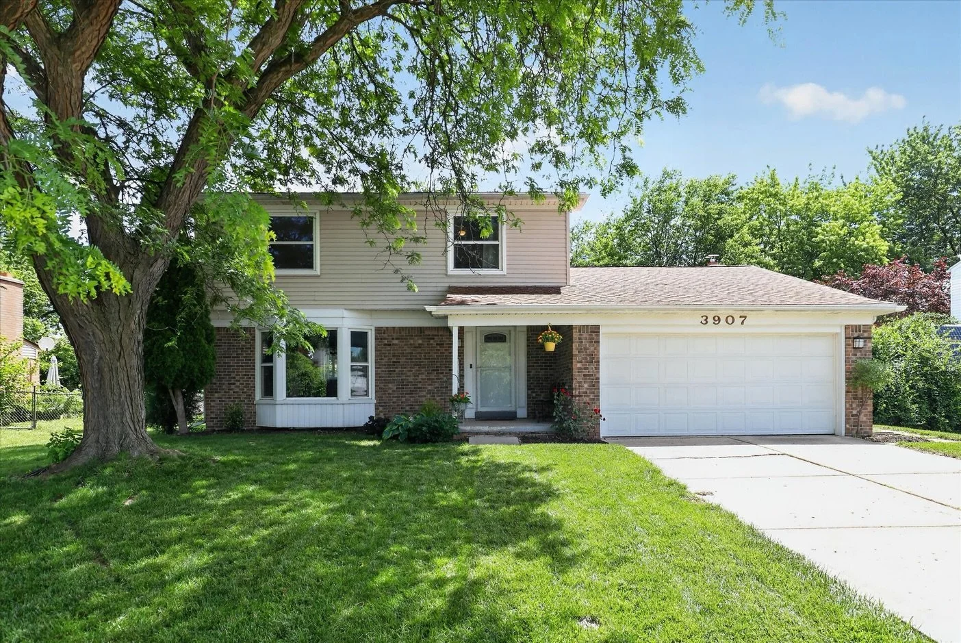 The cutest 3-bedroom colonial is waiting for you!

It comes with an updated kitchen, lots of space, and a big fenced-in backyard (with a play structure). Could it be the one for you?

Lower Pittsfield township taxes with Ann Arbor Public Schools!

📍