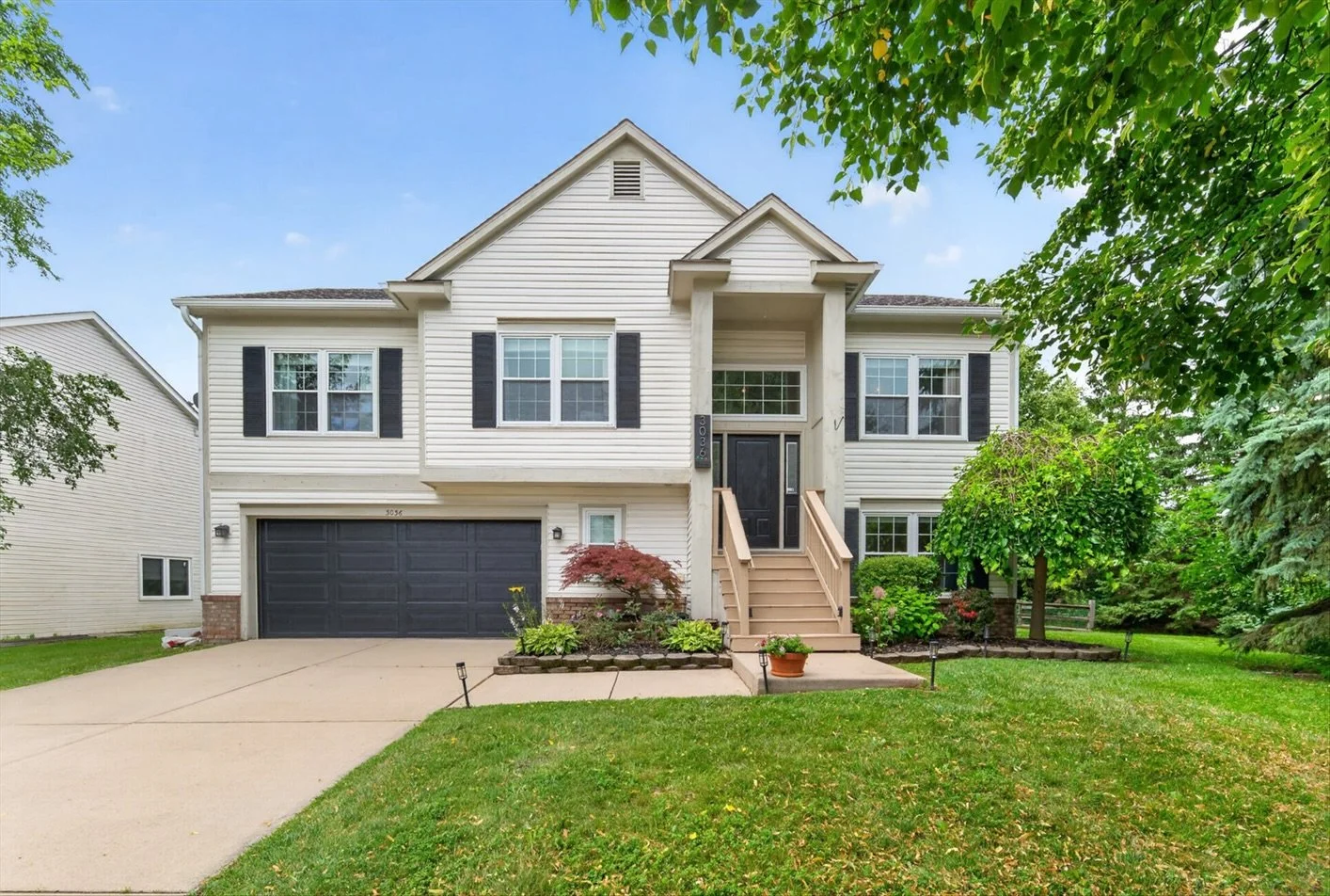 This beautiful Ann Arbor bi-level is ready for its new owners! Gorgeously updated kitchen, new flooring, a covered back deck, and the best part &mdash; .57 acre fenced-in yard! Come fall in love 🥰 

📍3036 Hawks Ave., Ann Arbor, MI. 48108

Open Hous