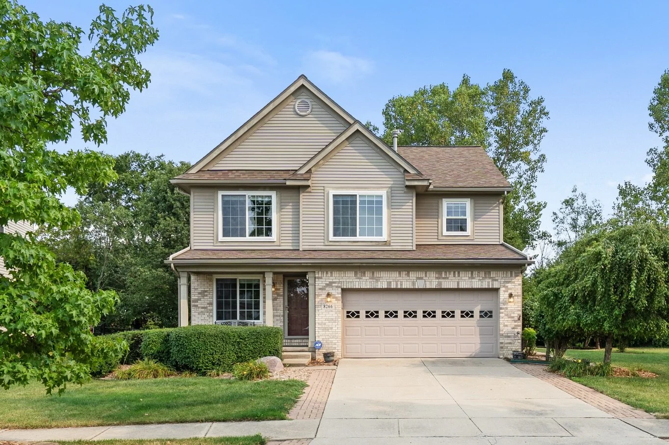 This one is a beauty 🤩 

Like gleaming hardwood floors and loads of natural light with lush greenery kind of beauty.

Awesome neighborhood, quiet cul de sac kind of beauty.

Four huge bedrooms, three and a half bathrooms, and a full finished basemen