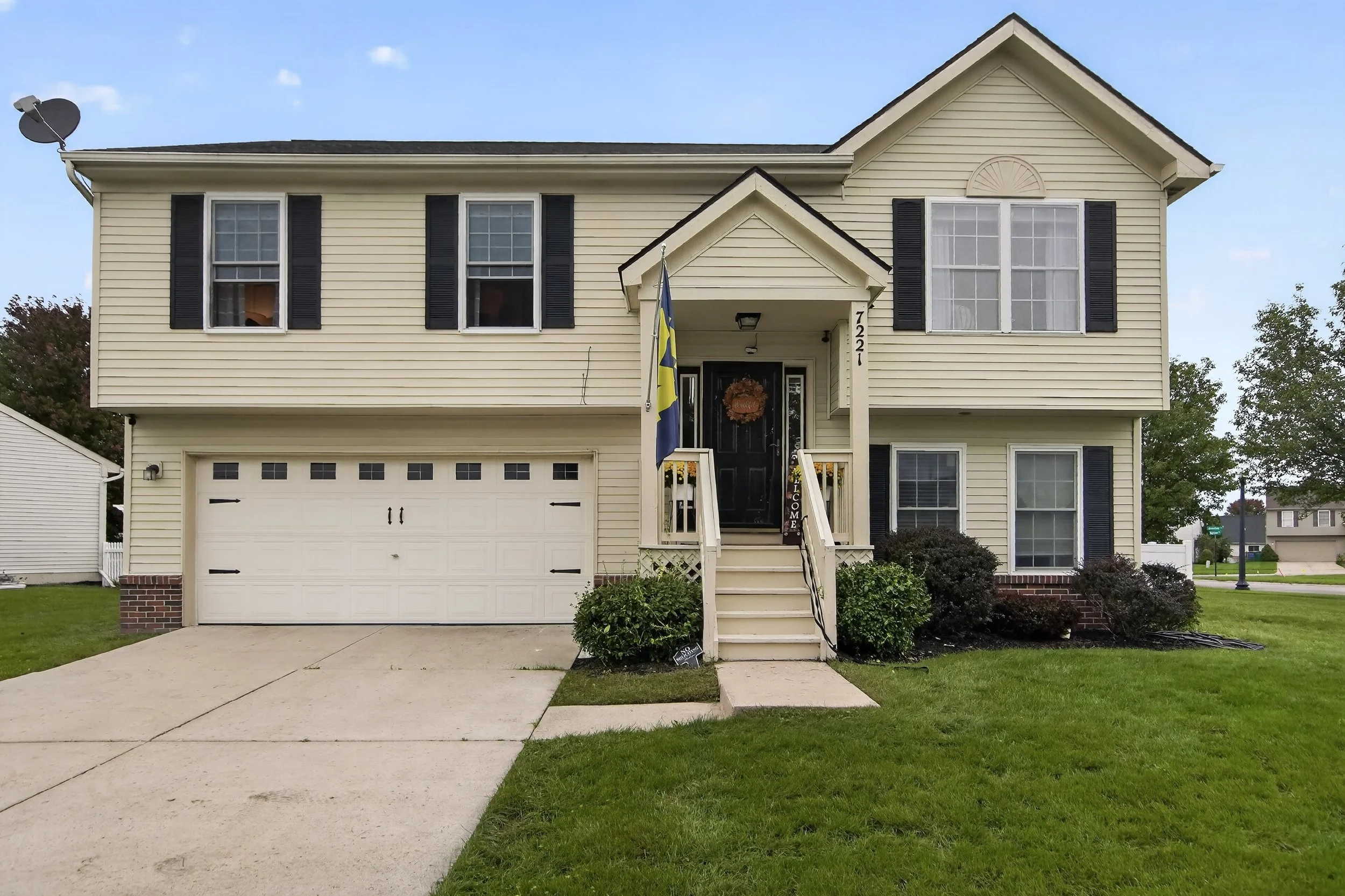 Are you ready to meet the most beautiful bi-level in Ypsilanti Township? Because it&rsquo;s waiting for you 🤩

And you&rsquo;re going to fall in love with the space, the kitchen, the fenced-in backyard&hellip;everything.

And as a bonus, the roof &a