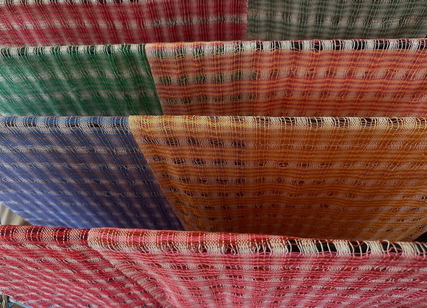 Have you ever been weaving kerchiefs and summer scarves when suddenly one of them wraps itself around your head? 😉
.
.
.
# handwovenkerchiefs #handwovensummeraccessories #bhamfarmersmarket
