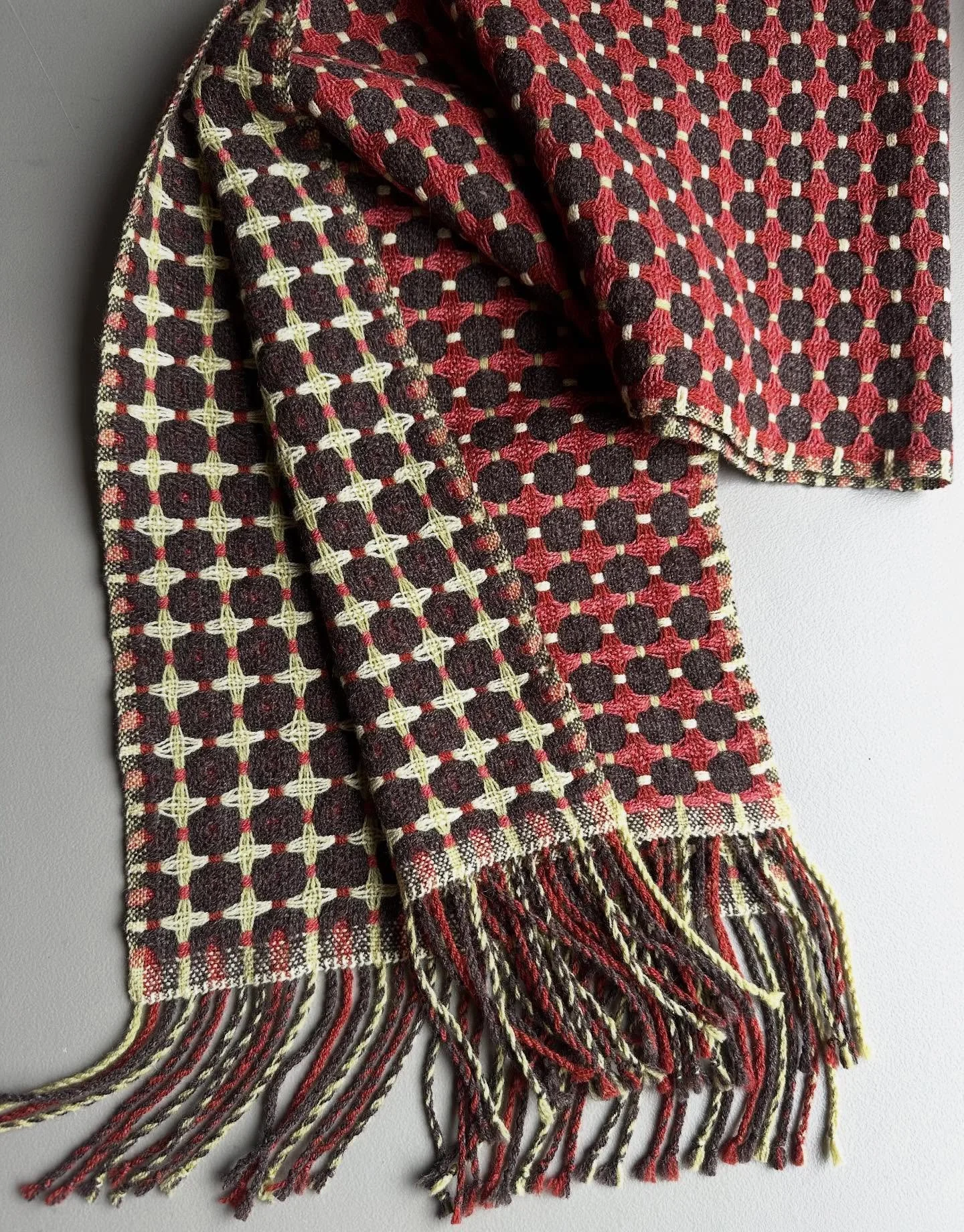 Front and back make this a two-for-one scarf.  Coming with me to market Saturday!
.
.
#inlovewithlambswool #autumnweaves #bhamfarmersmkt