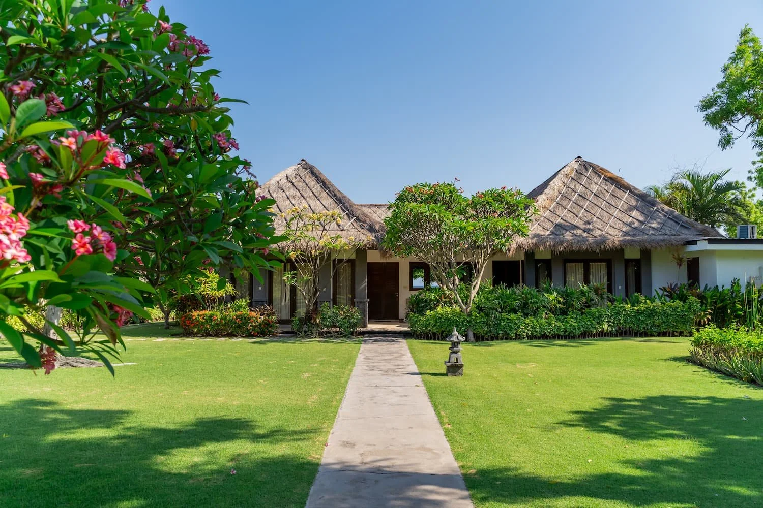 28-villa-wilali-lush-garden-south-1500w75q.jpg