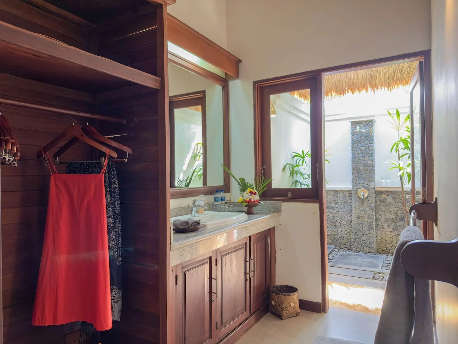 18-villa-wilali-ocean-suite-bathroom-1500w80q.jpg