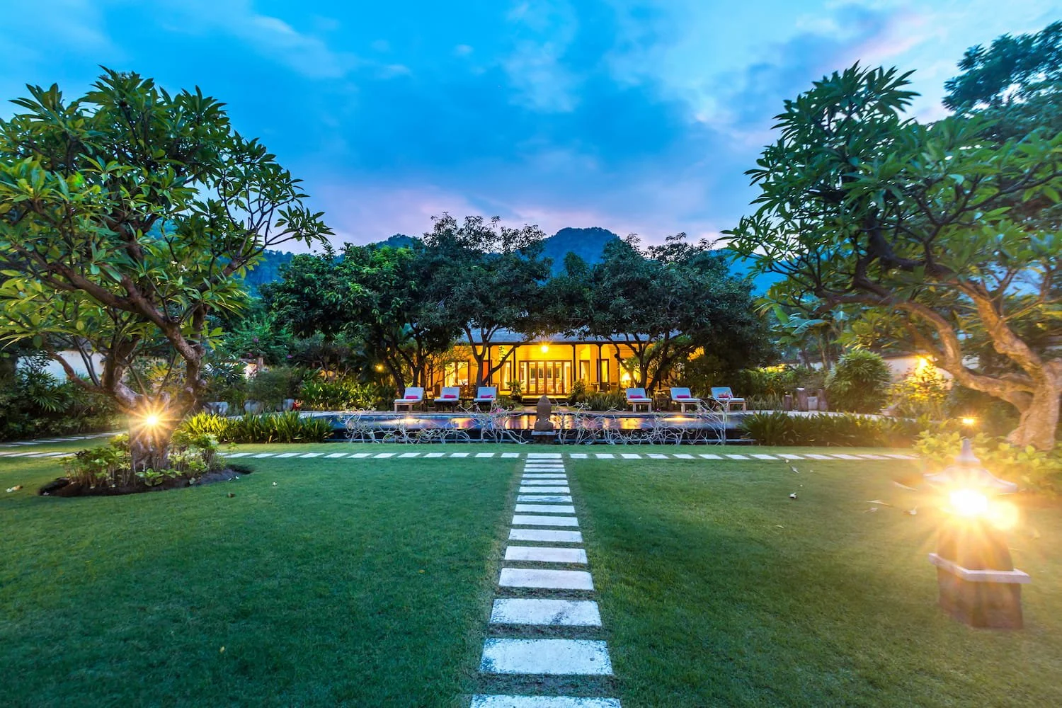09-villa-wilali-at-dusk.1500w.jpg