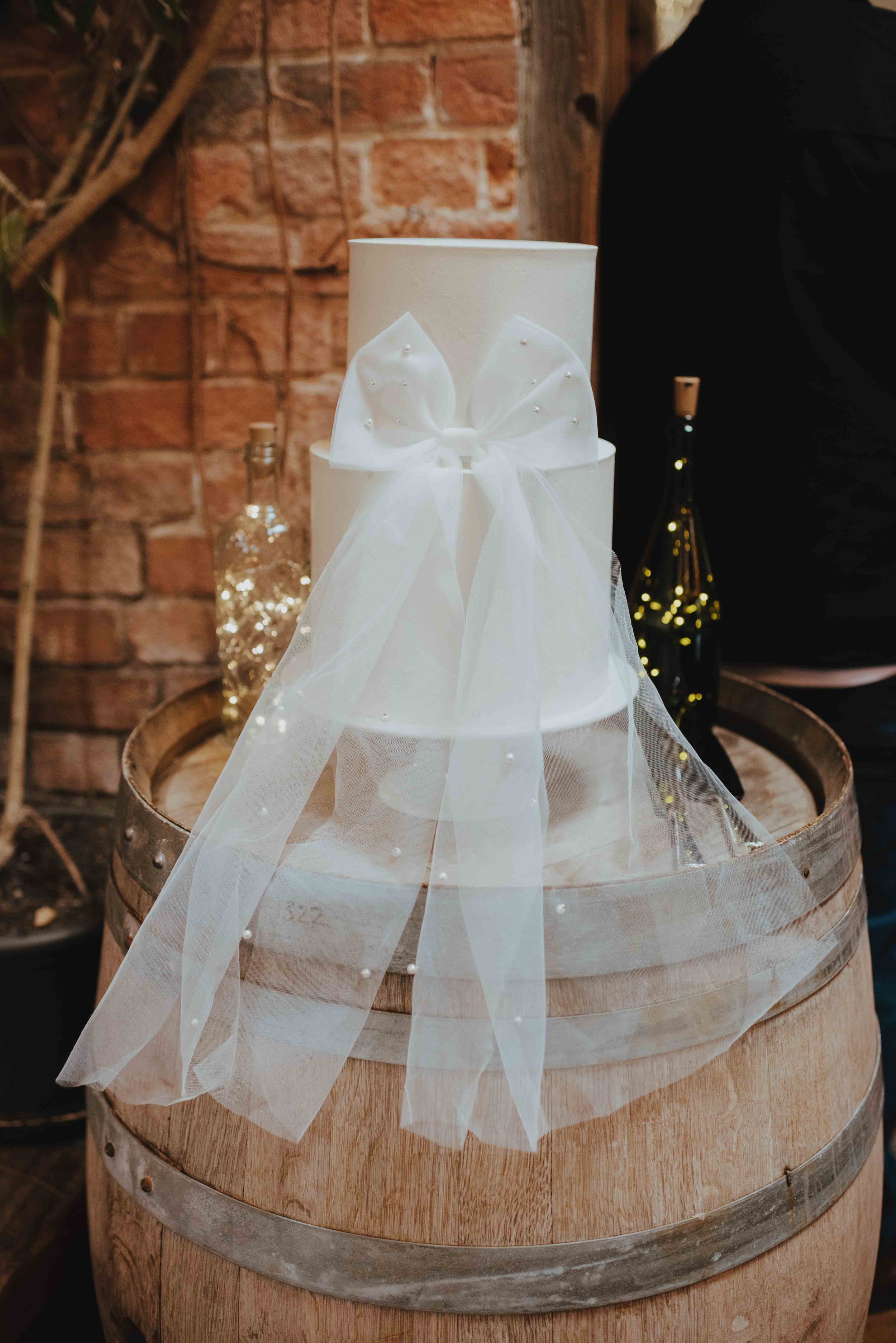 cake plan and white decorated with bow pearled veil cake plan and white decorated with bow pearled veil