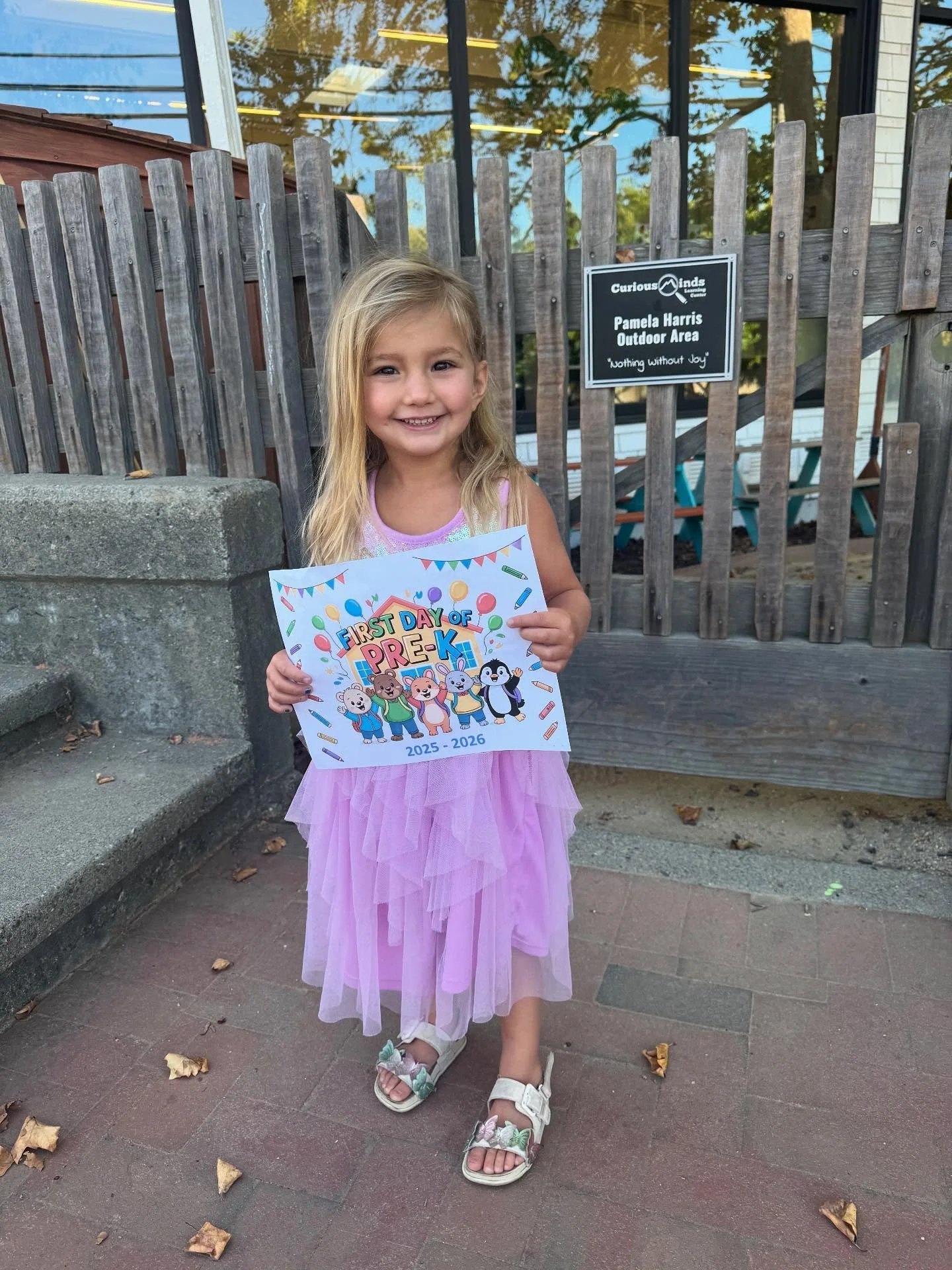 ✨ First day of school for our little lady! ✨
And just like that&hellip; all FOUR kids are officially in school! 🚌📚
And just like that, the Houghs started our 10th straight year at our preschool @cmlcmarin - a decade of learning! ❤️

Here&rsquo;s to
