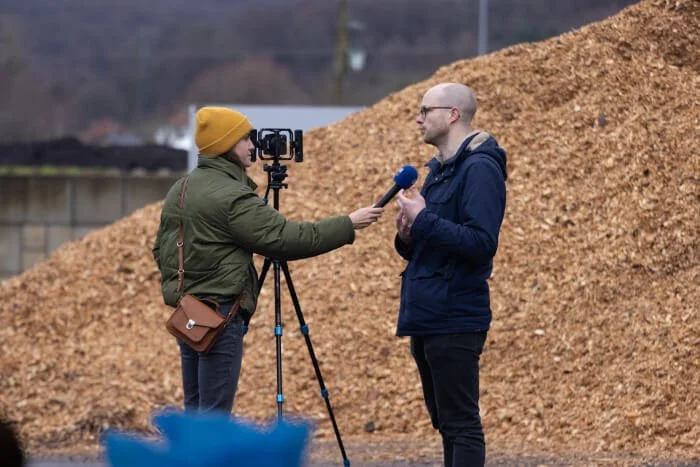 Aurélien Walteur confondateur de Melia, en interview presse expliquant le processus de fabrication des pellets