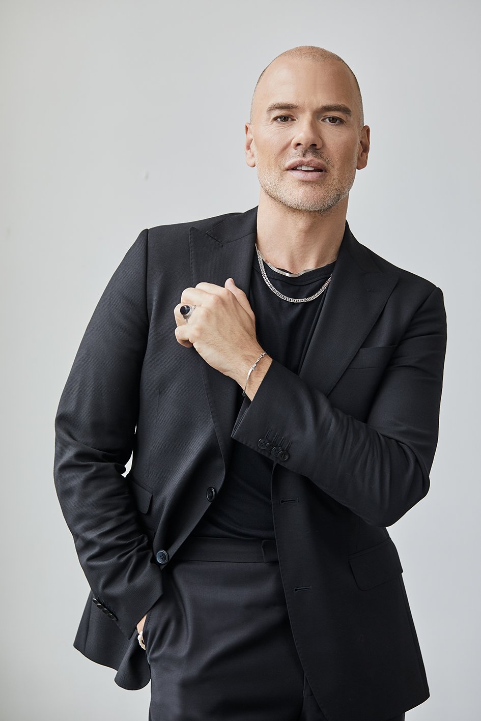 Andreas Lundstedt i svart kostym