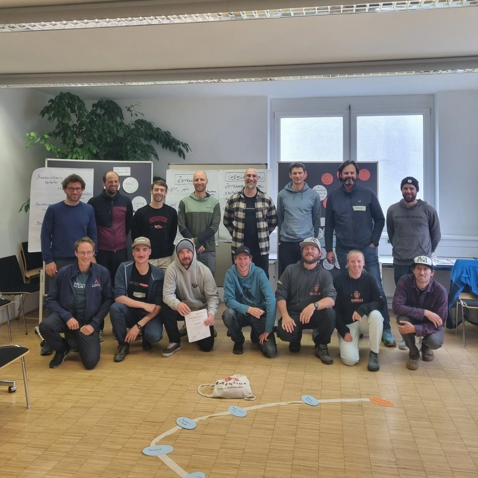✨ Level 2 INSTRUKTOR:IN Bikeguide ✨
Ein R&uuml;ckblick auf die vergangenen Ausbildungsmodule:

▶️Basismodul 🚲
Ende Mai haben wir uns in Saalfelden/Leogang zum zweiten Level 2 Basismodul getroffen: Zw&ouml;lf motivierte Teilnehmer:innen, 1,5 Tage Fah