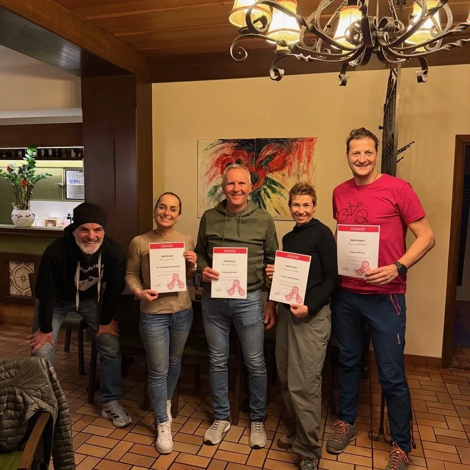 🌞🚴&zwj;♀️ Vier neue zertifizierte Bikeguide Austria Rennradguides

Am 28. Februar 2026 stellten sich vier engagierte Teilnehmer:innen in Bad Gleichenberg der anspruchsvollen Abschlusspr&uuml;fung unserer Rennradguide-Ausbildung &ndash; und meistert
