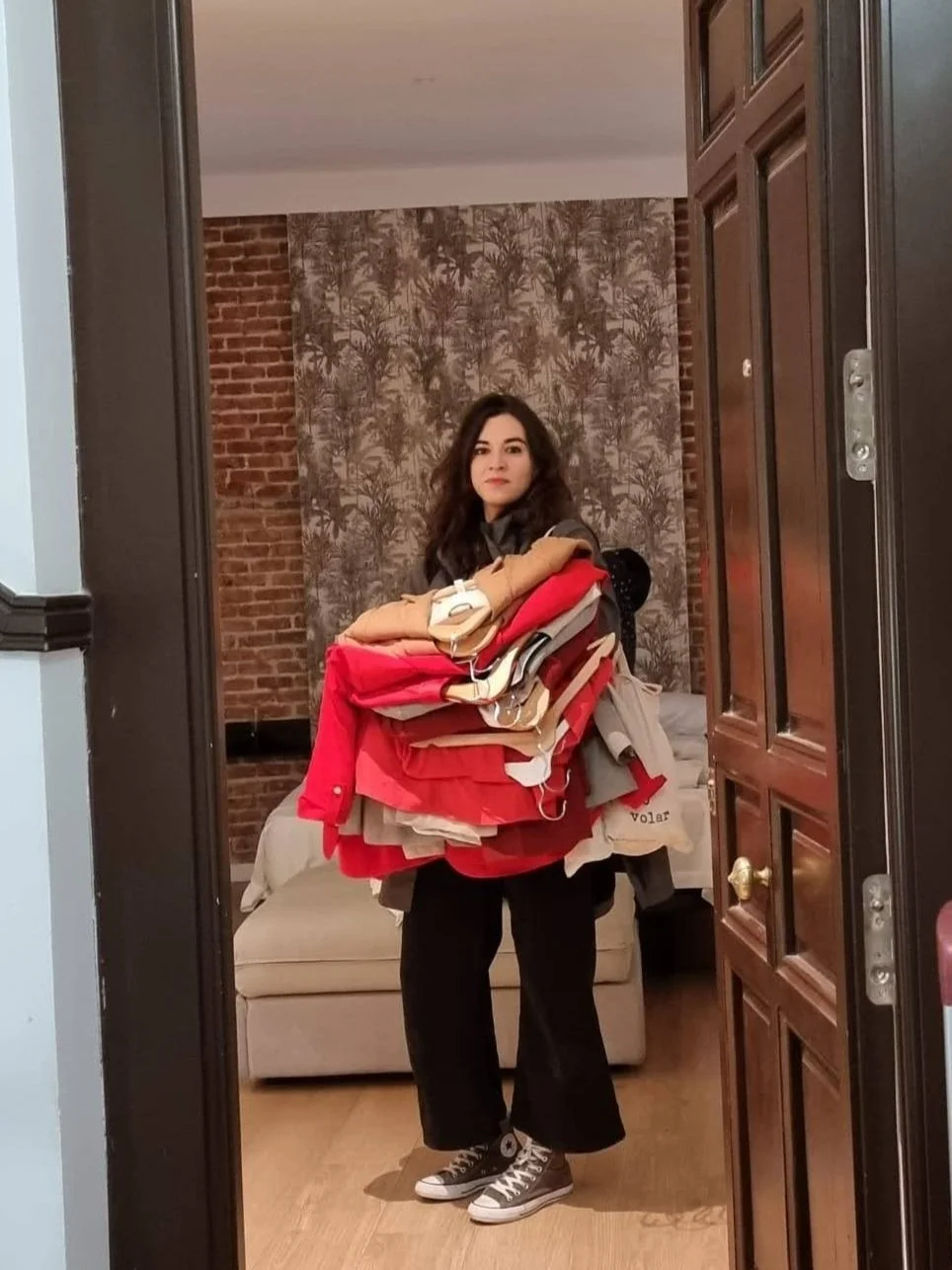 Ordenando los looks en el airbnb para el shooting de CYCLO