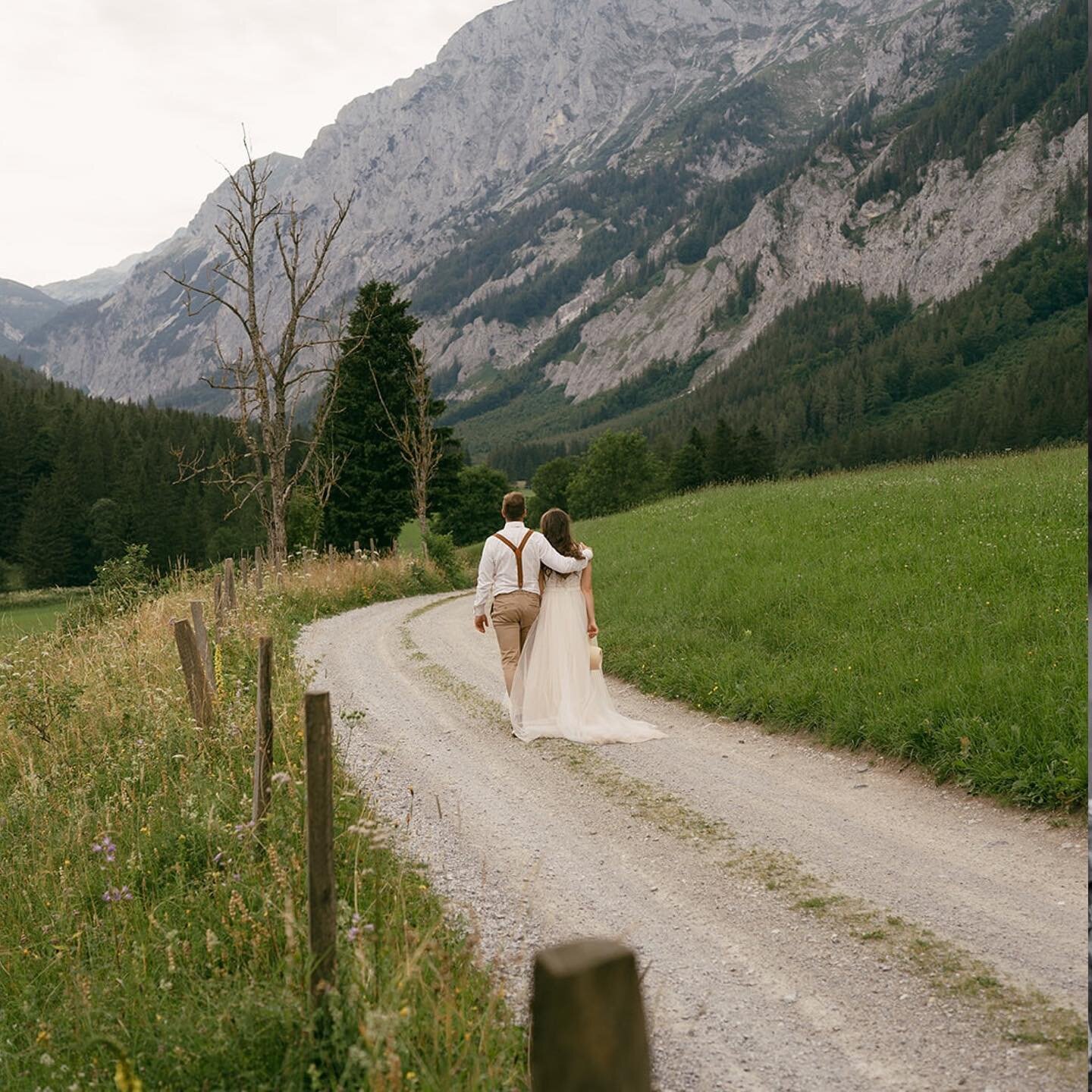 There is a meeting that happens in the middle where real and beautiful moments happen.
That's where I always wanna be.
And the mountain air.
.
.
.
.
.
.
#weddingphoto #weddingphotoaustria #mountainwedding #mountainweddingphotographer #austriaphotogra