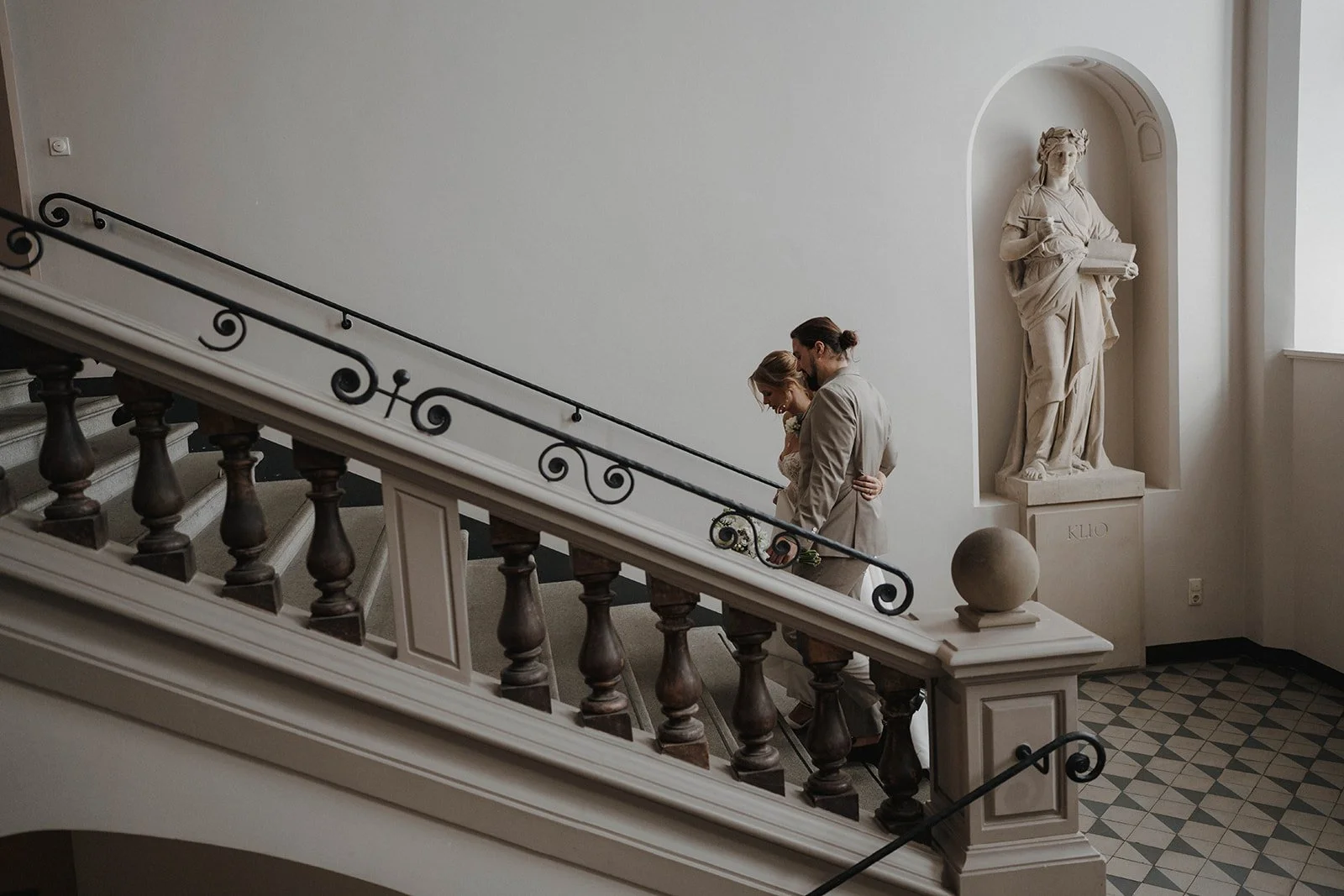 Ein Brautpaar auf einer Treppe in einem Standesamt. Hochzeitsfotograf Standesamt Mainz
