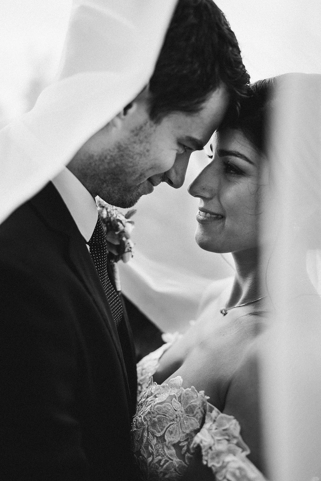 Ein verlobtes Paar steht sich nah und lächelt, während sie an einem Hochzeitstag intime Momente teilen - festgehalten vom Bart van Westrop, Hochzeitsfotograf in Mainz