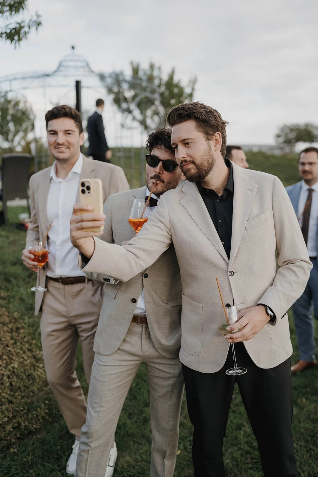 Gäste einer Hochzeitsgesellschaft beim Sektempfang während der Hochzeit in Mainz – festgehalten vom Bart van Westrop, Hochzeitsfotograf in Mainz