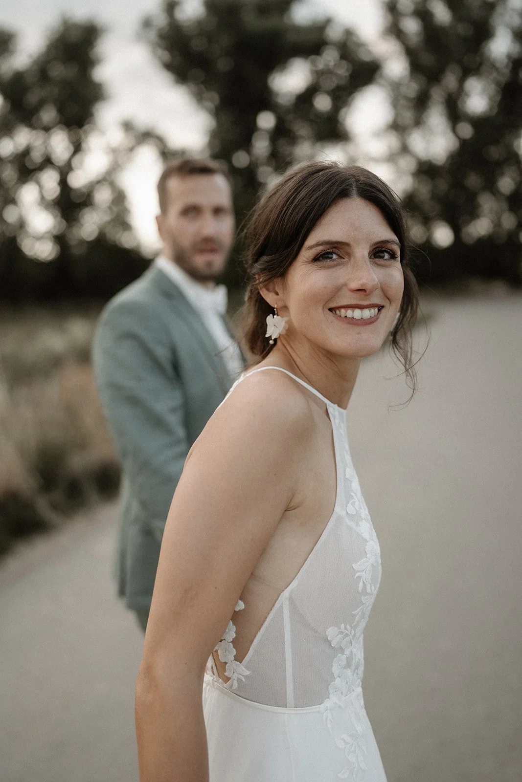 Ein glückliches Brautpaar beim Paarshooting im Sonnenuntergang – festgehalten vom Bart van Westrop, Hochzeitsfotograf in Mainz
