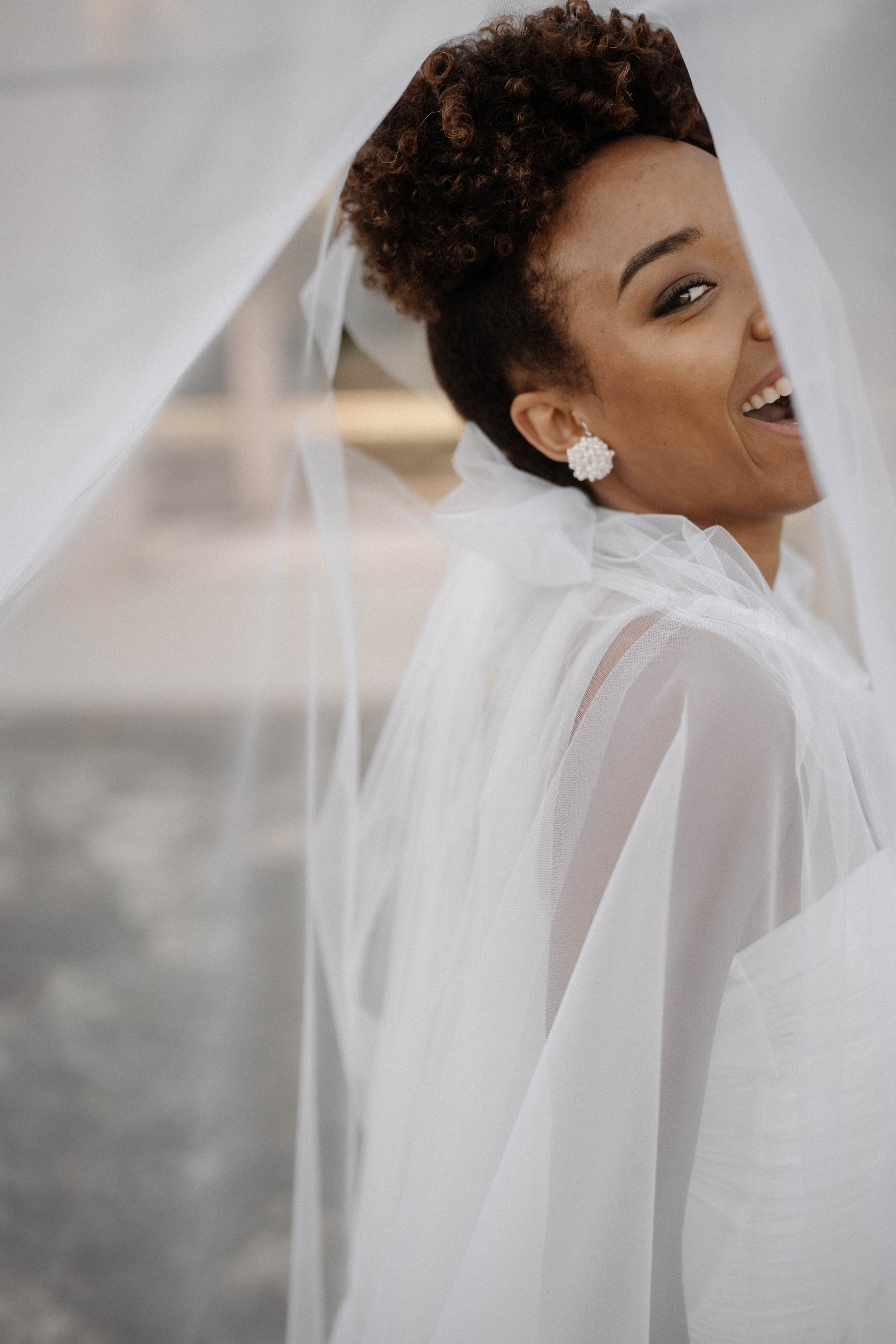 Braut im Brautkleid mit Schleier, lachend, Nahaufnahme – festgehalten vom Bart van Westrop, Hochzeitsfotograf in Mainz