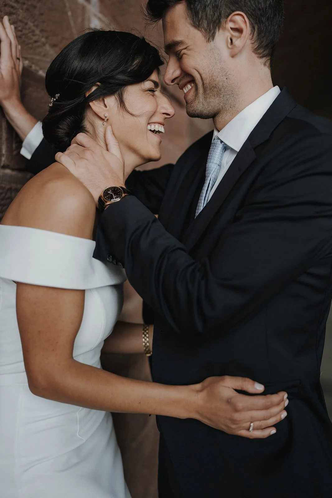 Ein lachendes Paar in formeller Kleidung, küsst sich innig. Hochzeitsfotograf Standesamt Mainz