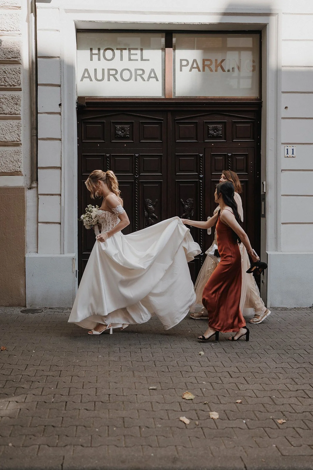 Braut in mit ihre Trauzeuginnen in der Altstadt von Wiesbaden - Hochzeitsfotograf Bart van Westrop