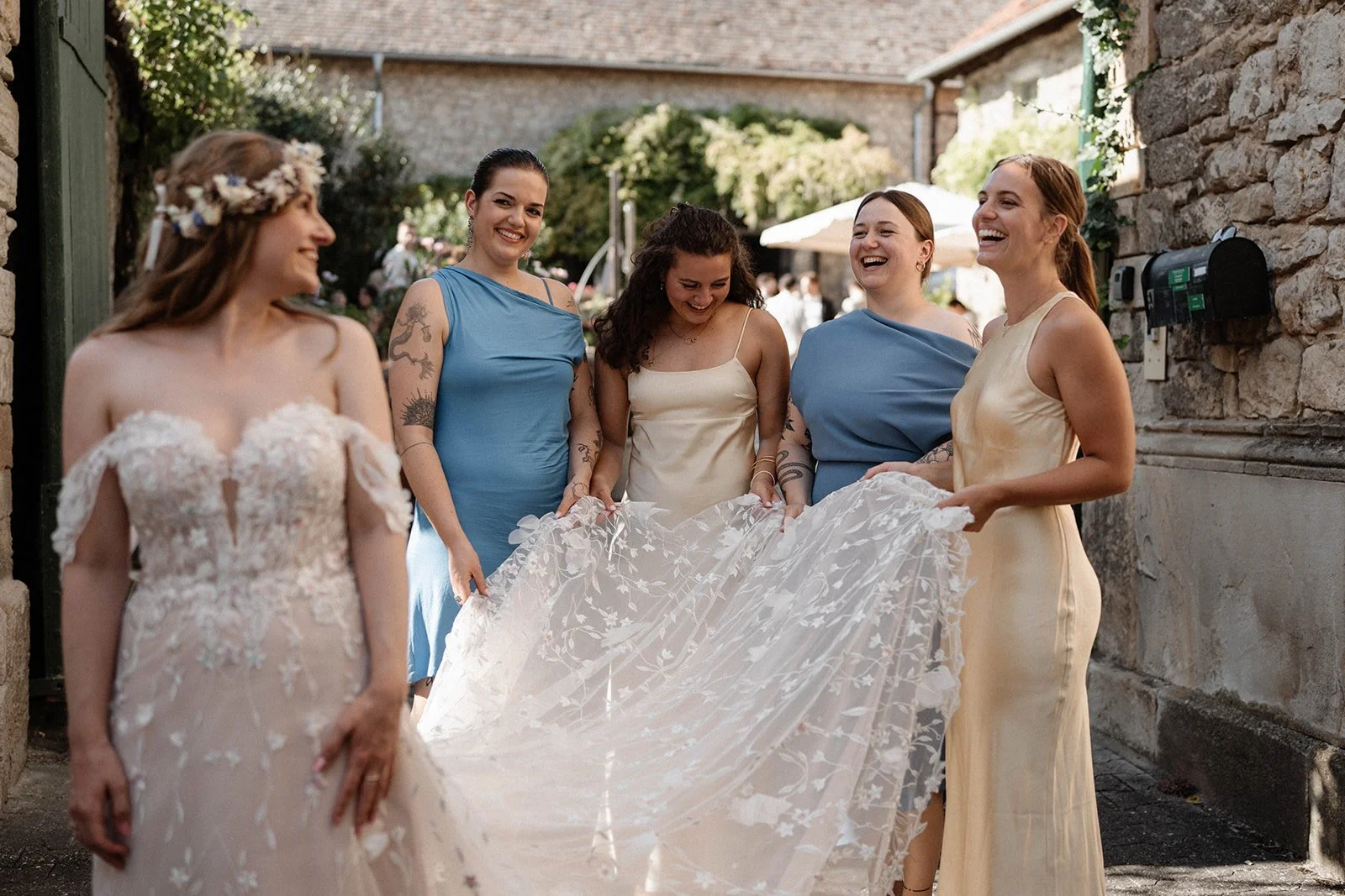 Braut mit ihren Trauzeuginnen. Hochzeitsfotograf Mainz