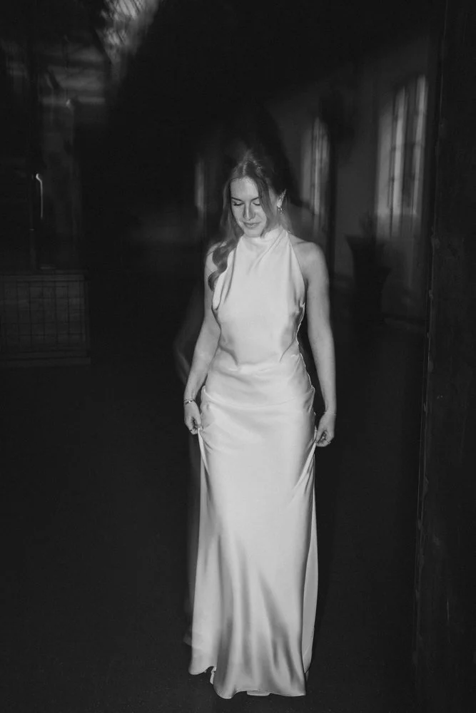 Braut in Schwarzweiß, unscharfes Bild. Hochzeitsfotograf Bart van Westrop in Mainz.