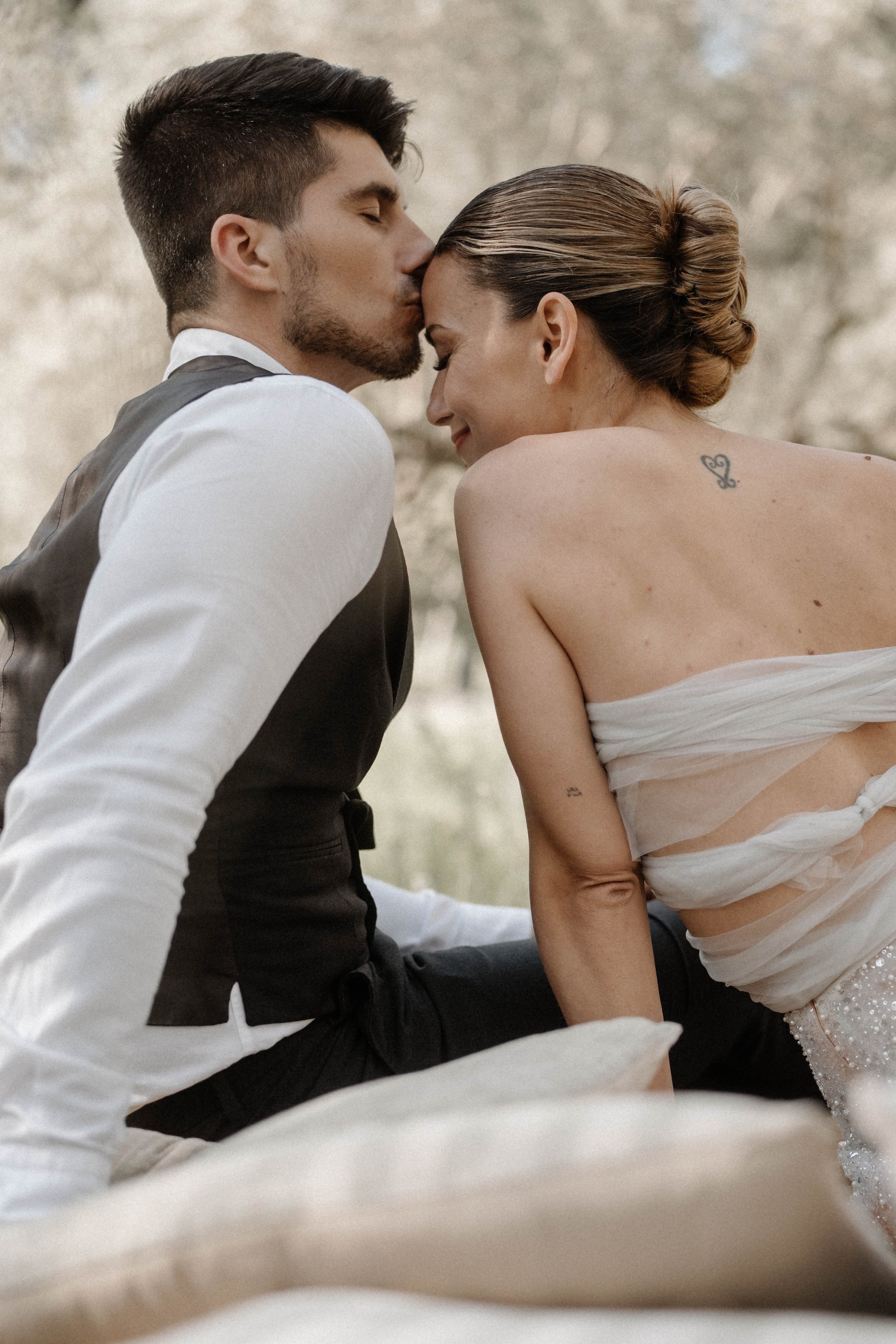 Braut küsst die Braut auf die Stirn während ihrer Hochzeit in Mainz – festgehalten von Bart van Westrop, Hochzeitsfotograf in Mainz