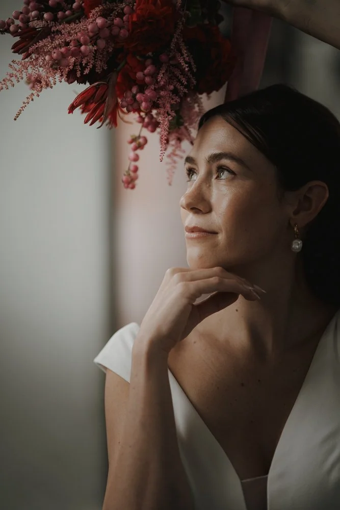 Braut hält Blumenstrauß während ihrer Hochzeit in Mainz – festgehalten vom Bart van Westrop, Hochzeitsfotograf in Mainz