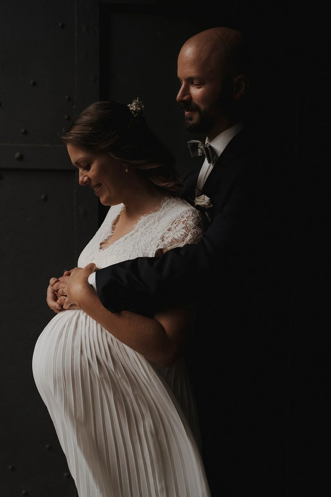 Ein Brautpaar steht eng umarmt. Hochzeitsfotograf Standesamt Mainz