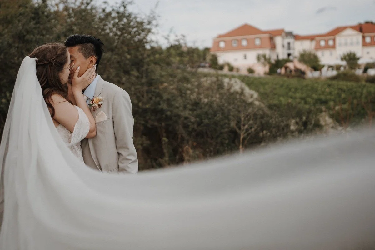 Brautpaar beim Fotoshooting mit Location im Hintergrund in Mainz – festgehalten von Bart van Westrop, Hochzeitsfotograf in Mainz