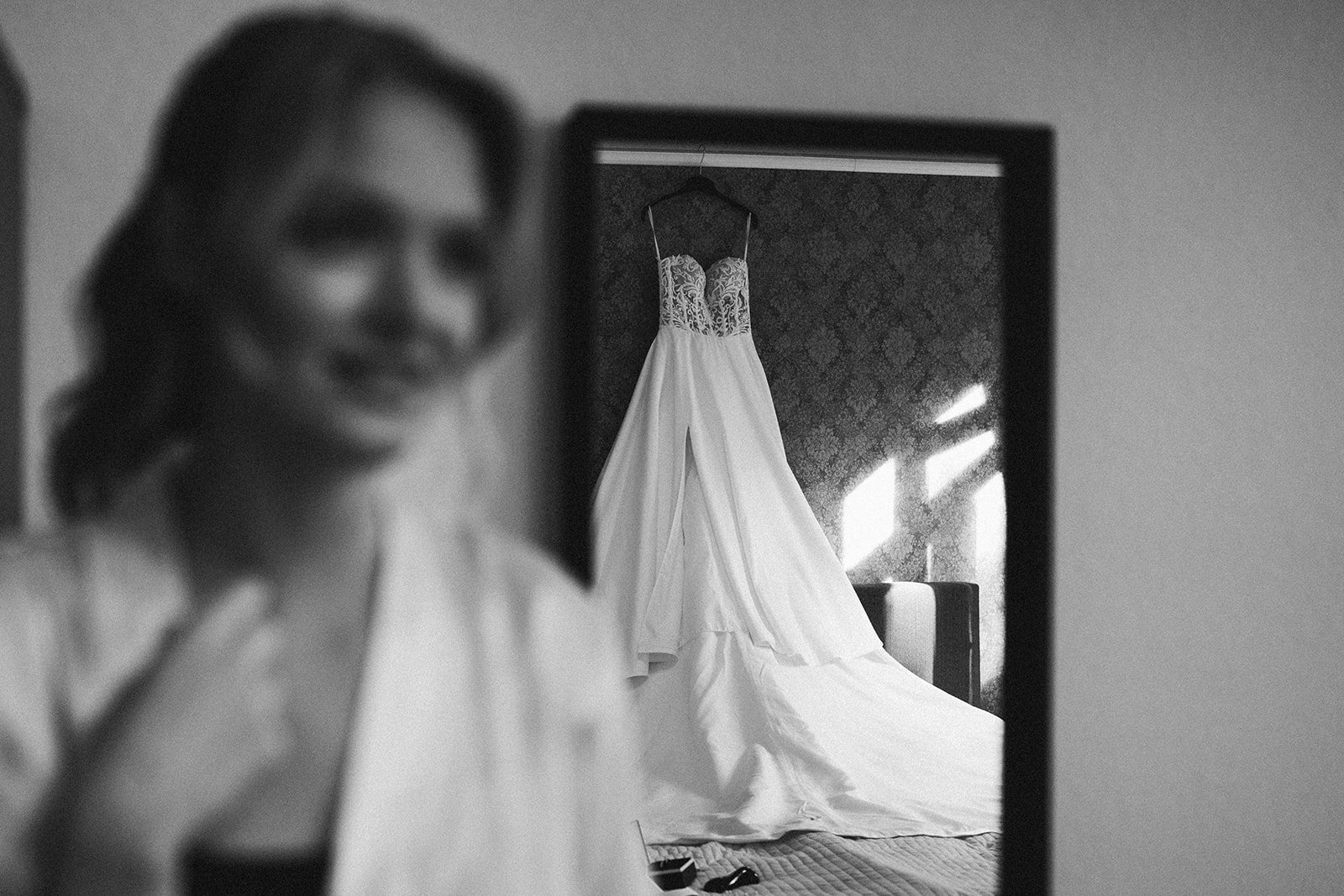 Brautmit Kleid am Hintergrund während des Getting Ready in Mainz an – Hochzeitsfotograf Mainz Bart van Westrop