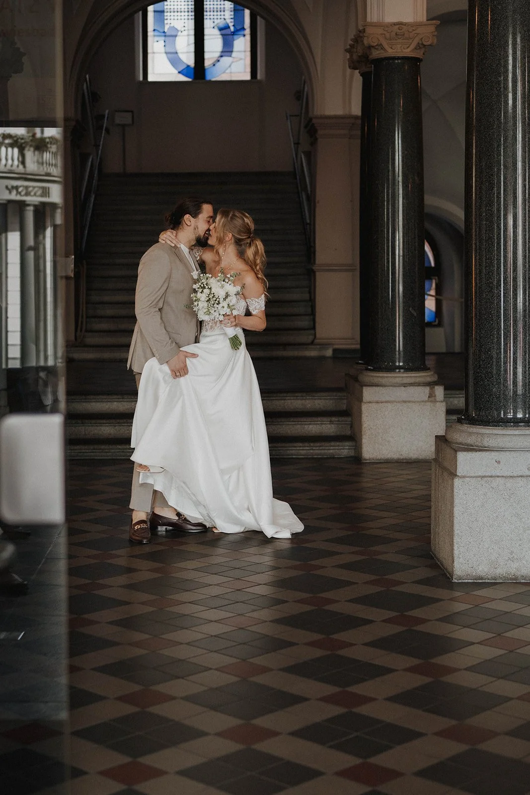 Ein frisch verheiratetes Paar, nach der Trauung. Hochzeitsfotograf Standesamt Mainz